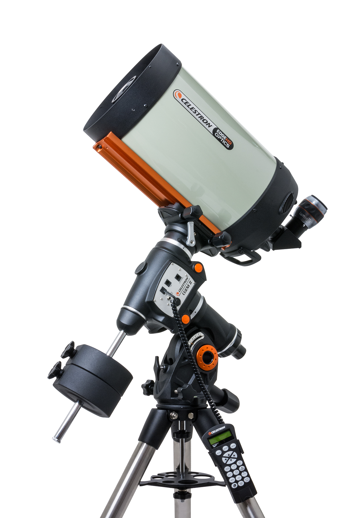 Ein großes Teleskop steht auf einem Stativ. Das Teleskop ist silber, schwarz und orange.