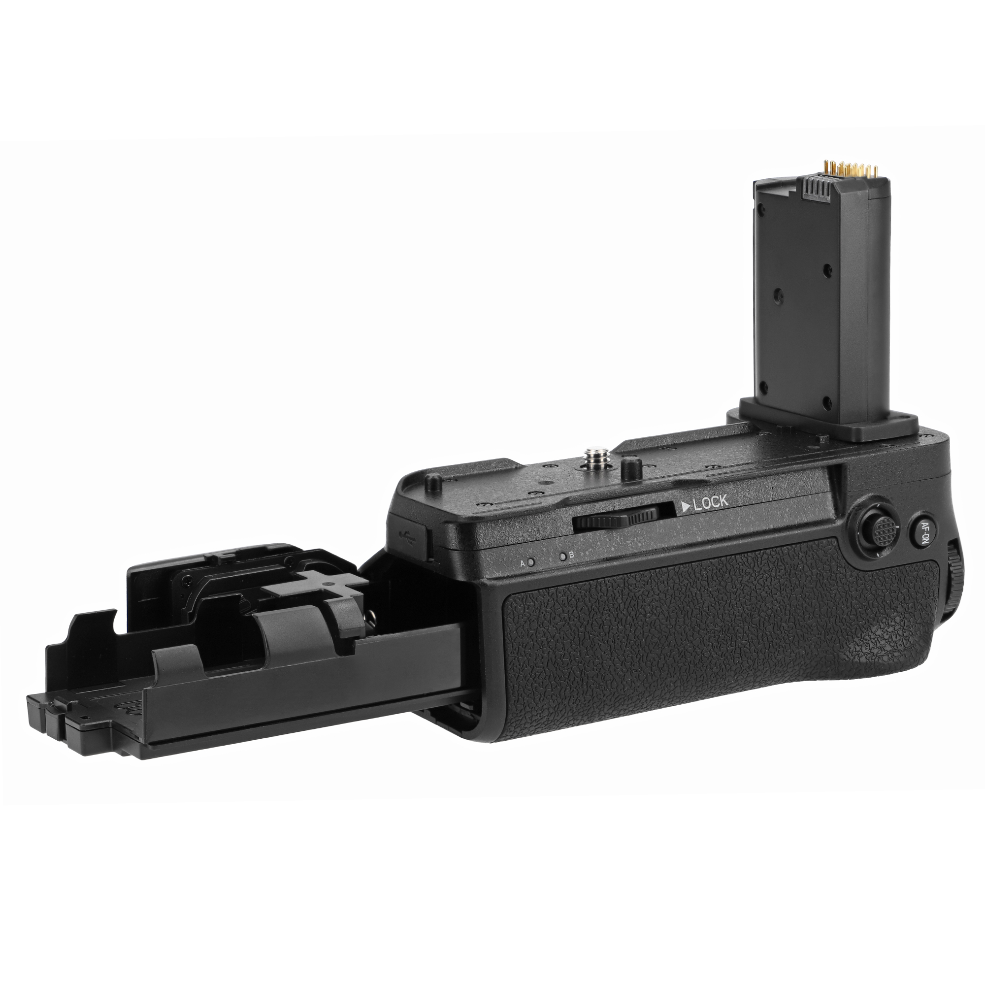 Schwarzer Kameragriff mit offener Batterietür und Bedienelementen, auf Weiß.