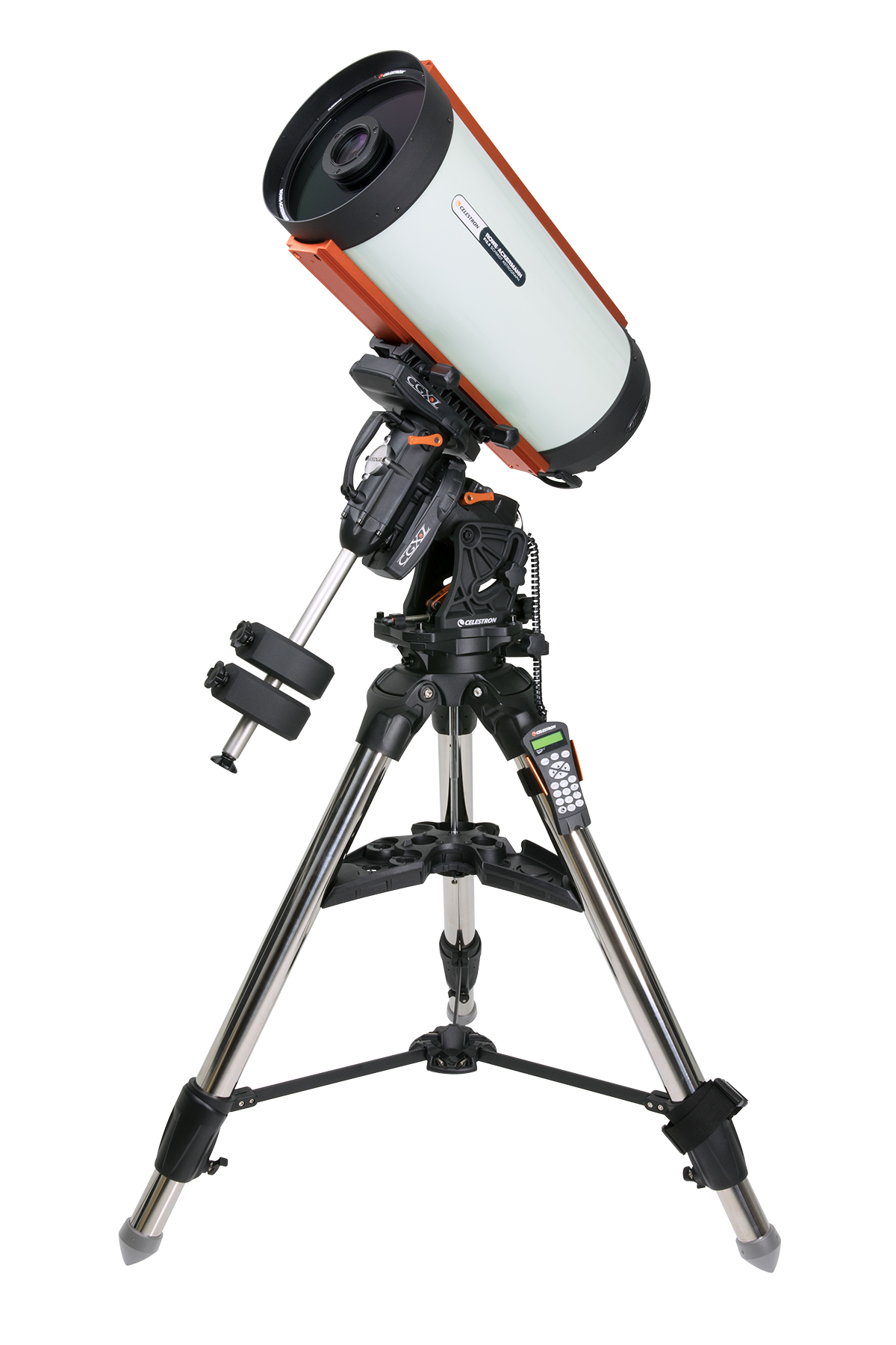 Ein Celestron-Teleskop auf einem Stativ. Es hat ein oranges Rohr und silberne Beine. Weißer Hintergrund.