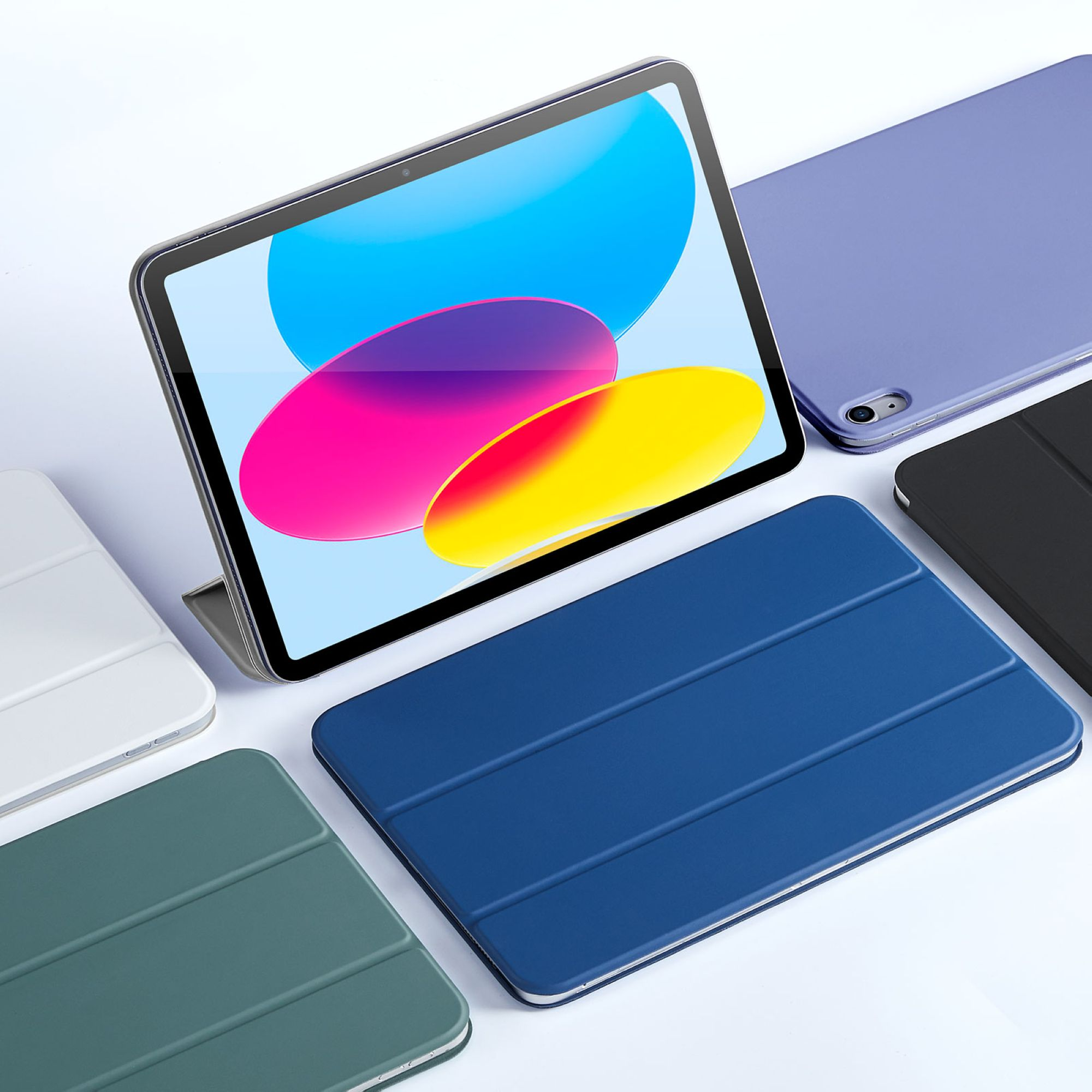 Tablets und Hüllen in verschiedenen Farben. Zeigt einen bunten Bildschirm. Weißer Hintergrund.