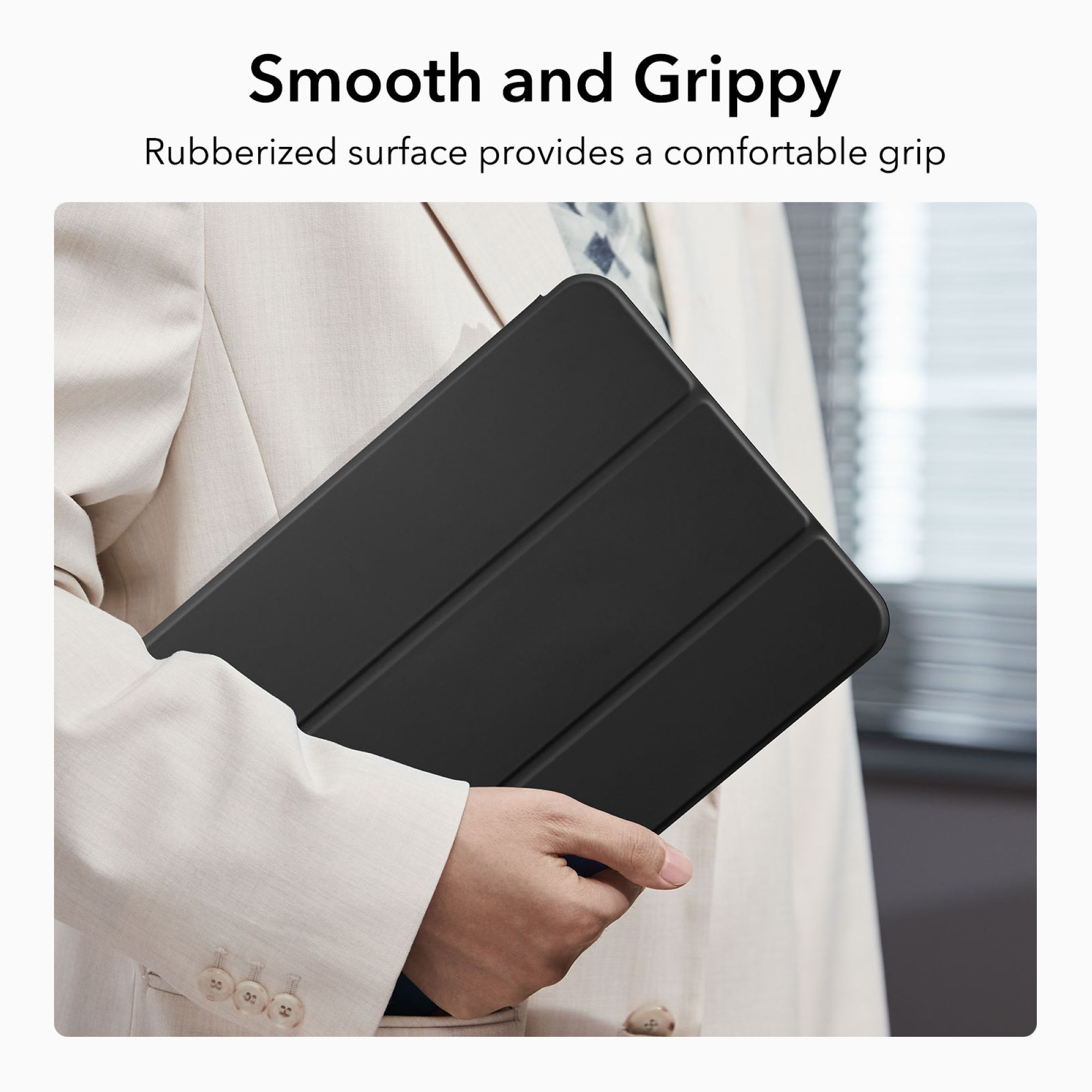 Schwarze Tablet-Hülle wird von einer Person gehalten, Text über glatte und griffige Oberfläche.