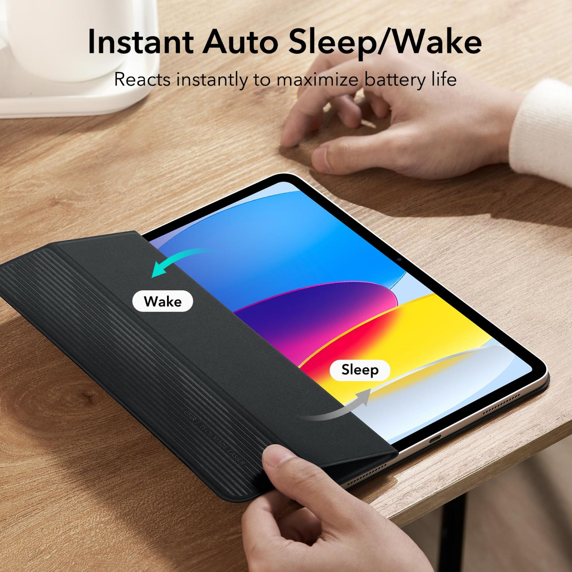 Ein Tablet mit schwarzem Cover, die Hand einer Person interagiert mit dem Bildschirm.