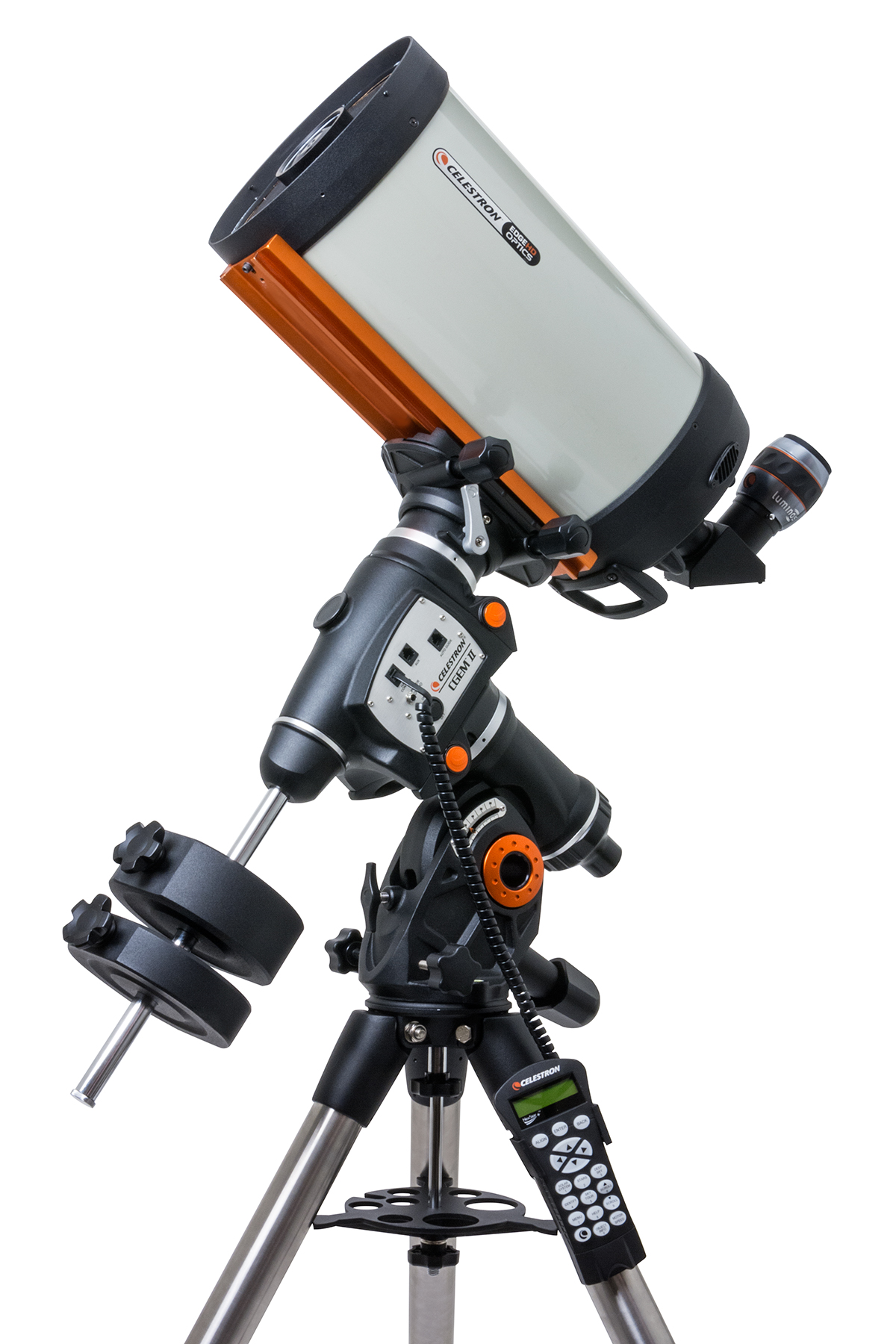 Ein Teleskop mit hellgrauem Tubus und orangefarbenen Details steht auf einem Stativ vor weißem Hintergrund.