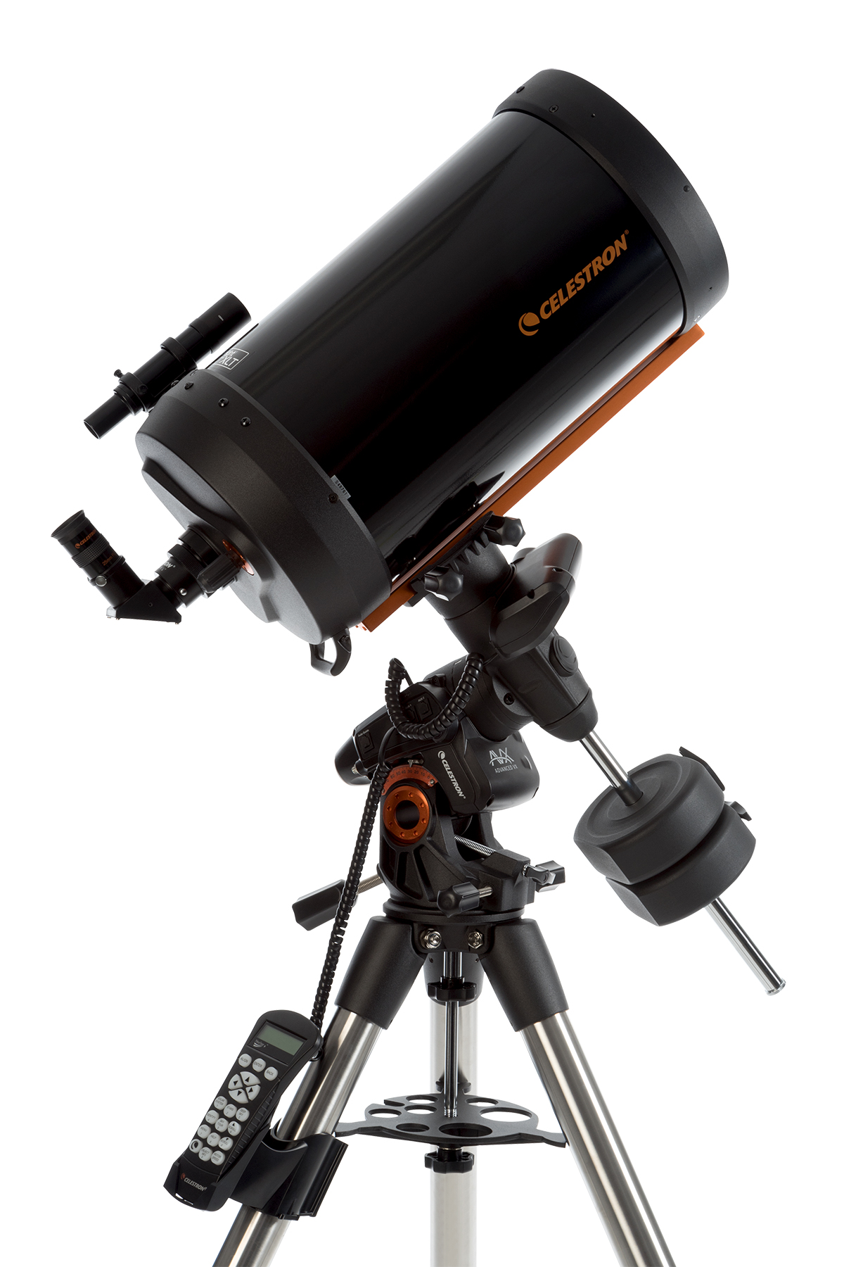 Ein schwarzes Celestron-Teleskop auf einem Stativ, nach oben geneigt. Es hat einen orangefarbenen Akzent.