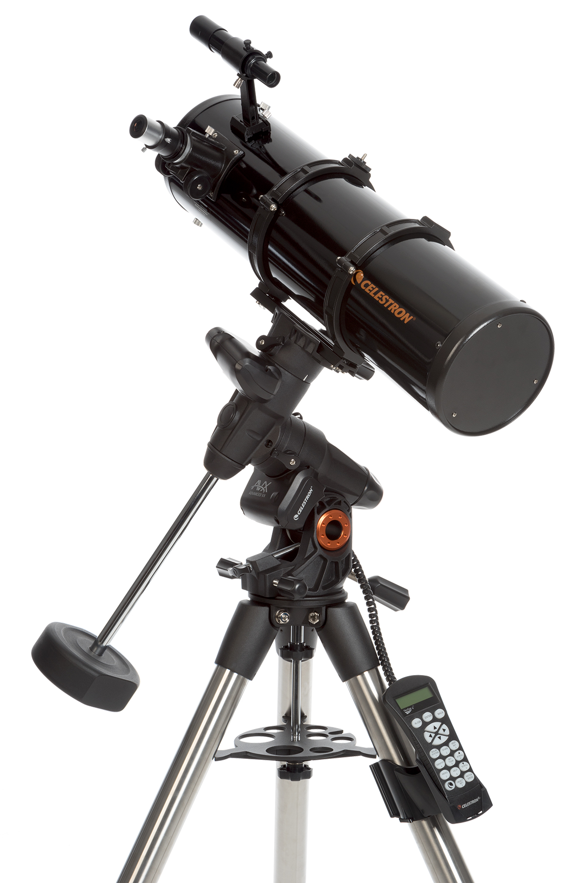 Schwarzes Celestron Teleskop auf einem Stativ, mit Bedienfeld und weißem Hintergrund.