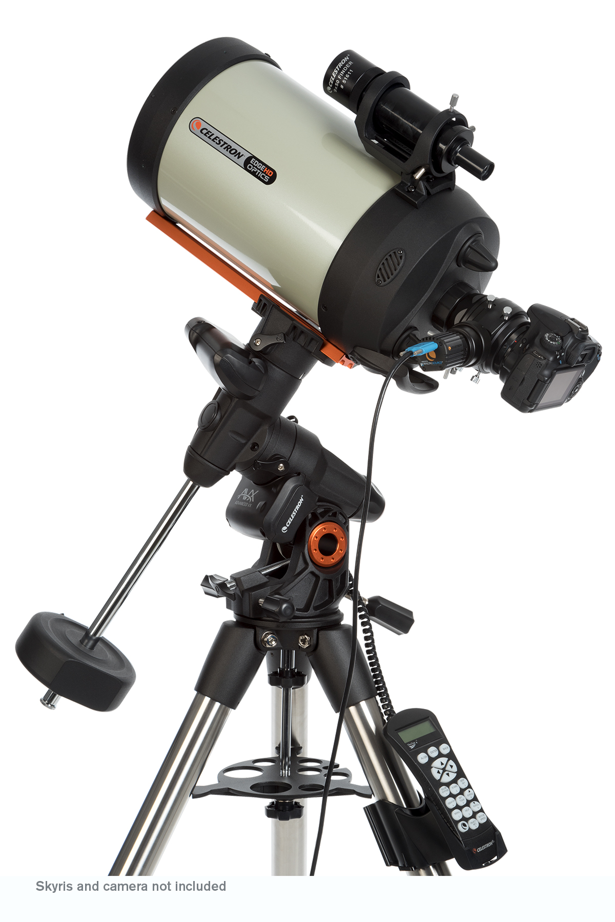 Ein Celestron-Teleskop auf einem Stativ, mit einer Kamera. Weißer Hintergrund.