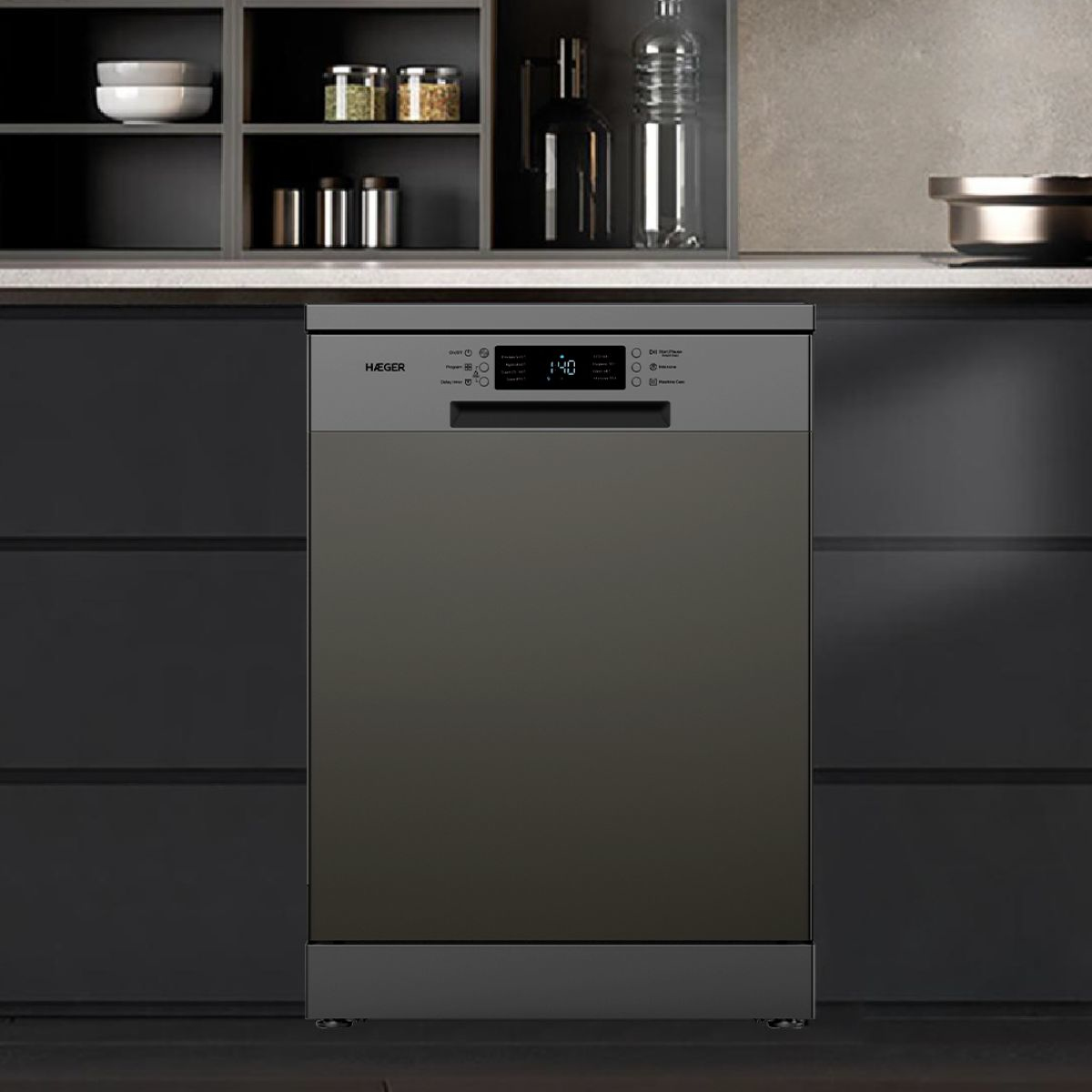 Ciemnoszara zmywarka Haeger w kuchni, z cyfrowym wyświetlaczem.