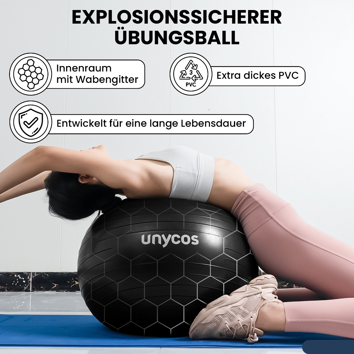 Frau, die auf einem schwarzen Übungsball trainiert, mit Text über die Eigenschaften des Balls.