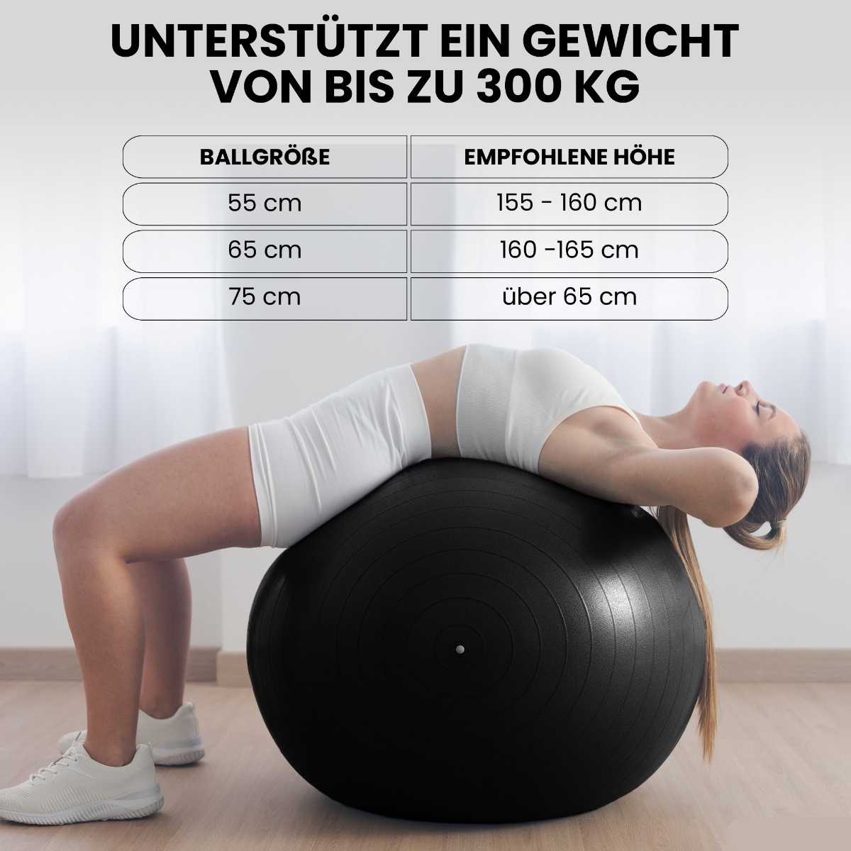 Frau auf einem schwarzen Gymnastikball, unterstützt von einer Tabelle mit Ballgrößen.