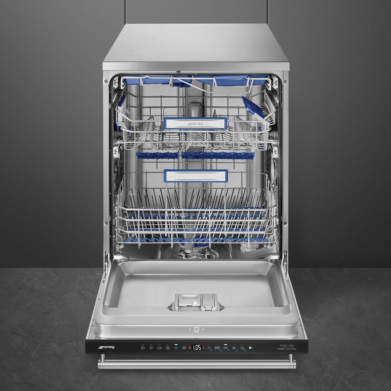 Una lavastoviglie Smeg con la porta aperta. Le griglie interne sono visibili, su uno sfondo grigio.
