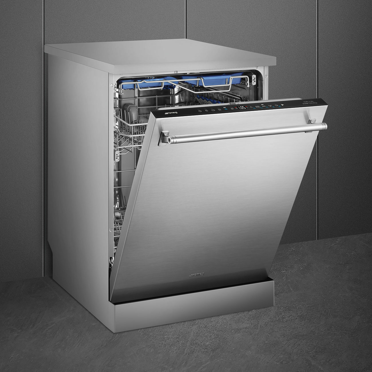 Lavastoviglie in acciaio inox con porta aperta, sfondo grigio.
