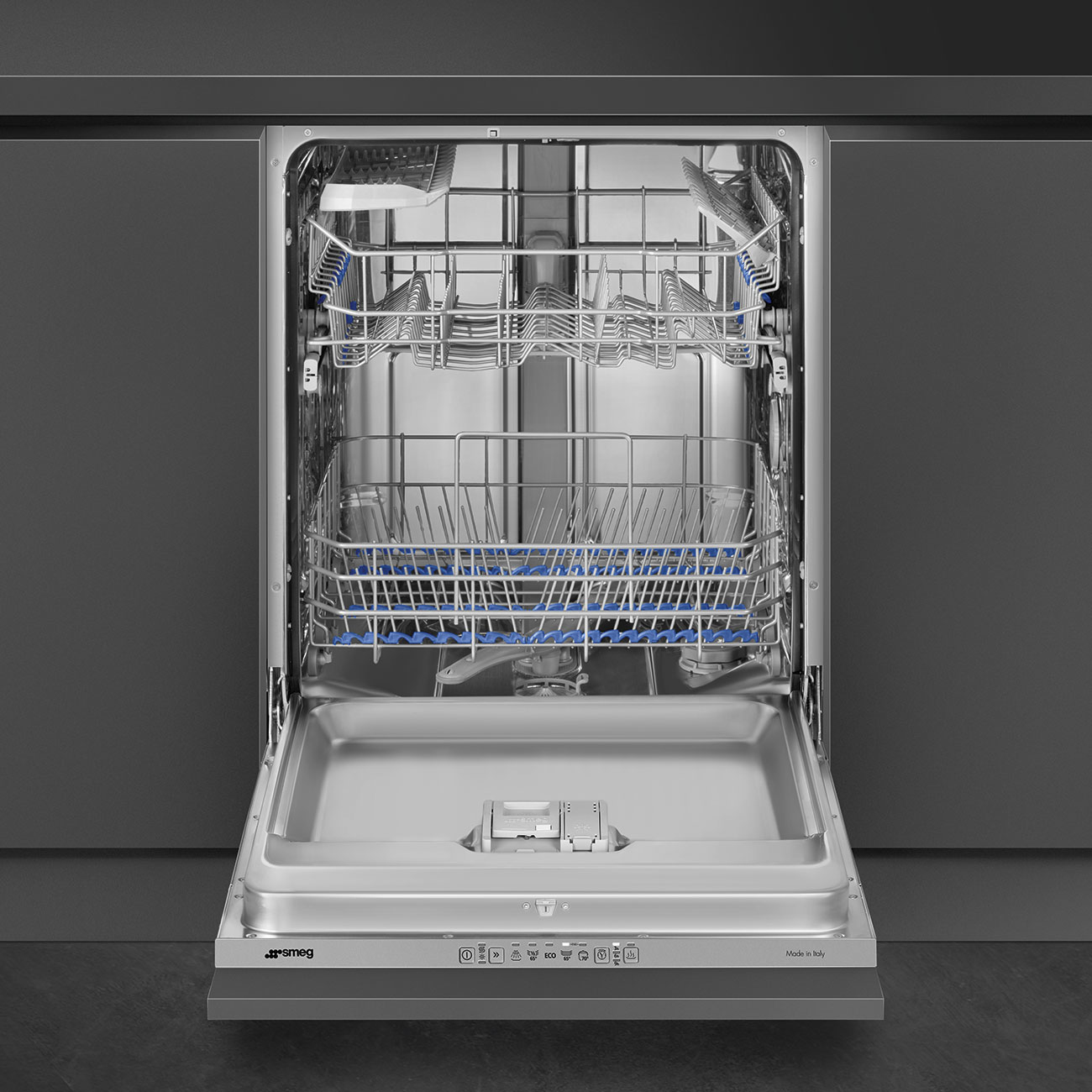 Una lavastoviglie Smeg con porta aperta, che rivela ripiani e interni. Interno in acciaio.
