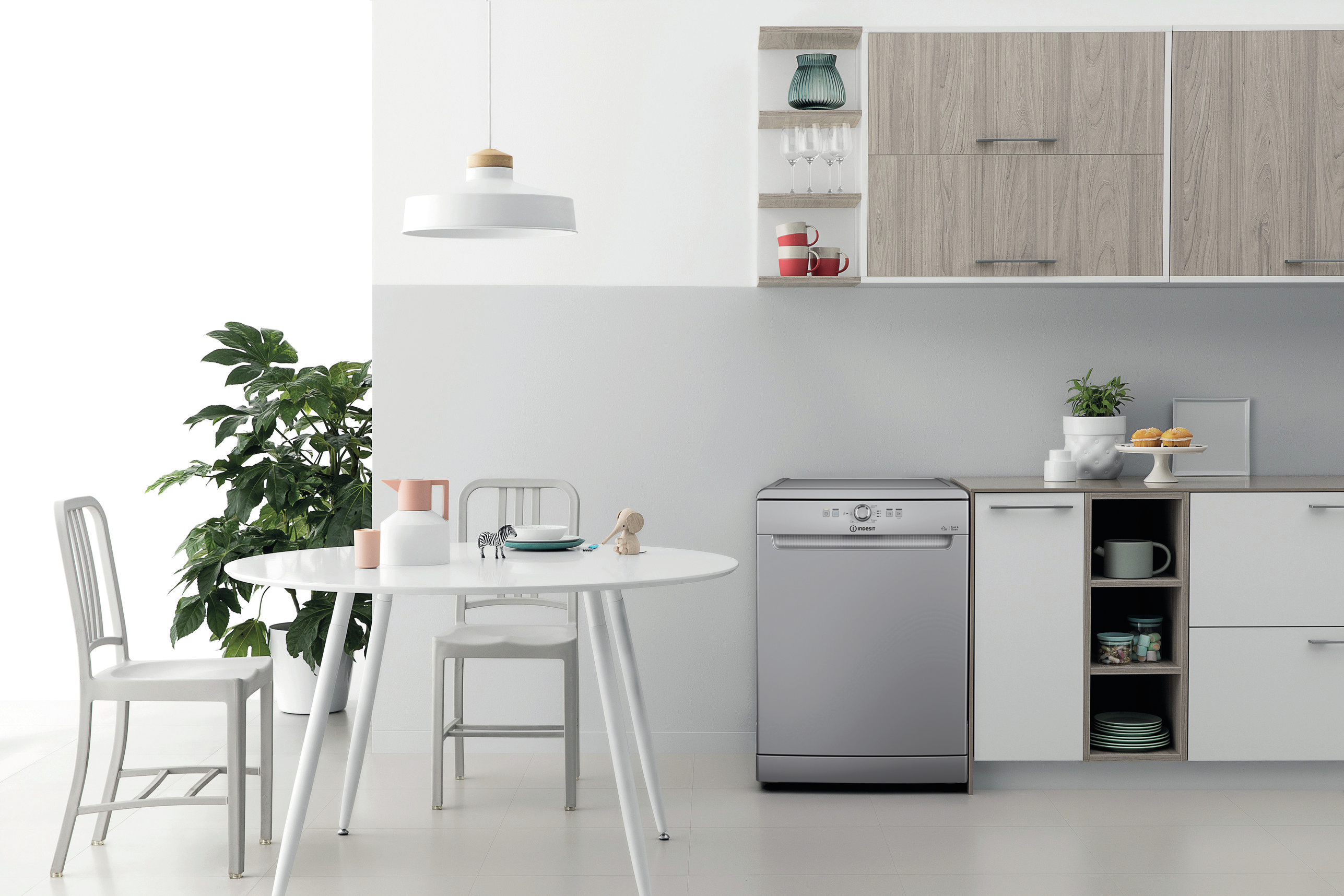 Interno cucina con lavastoviglie e tavolo da pranzo.