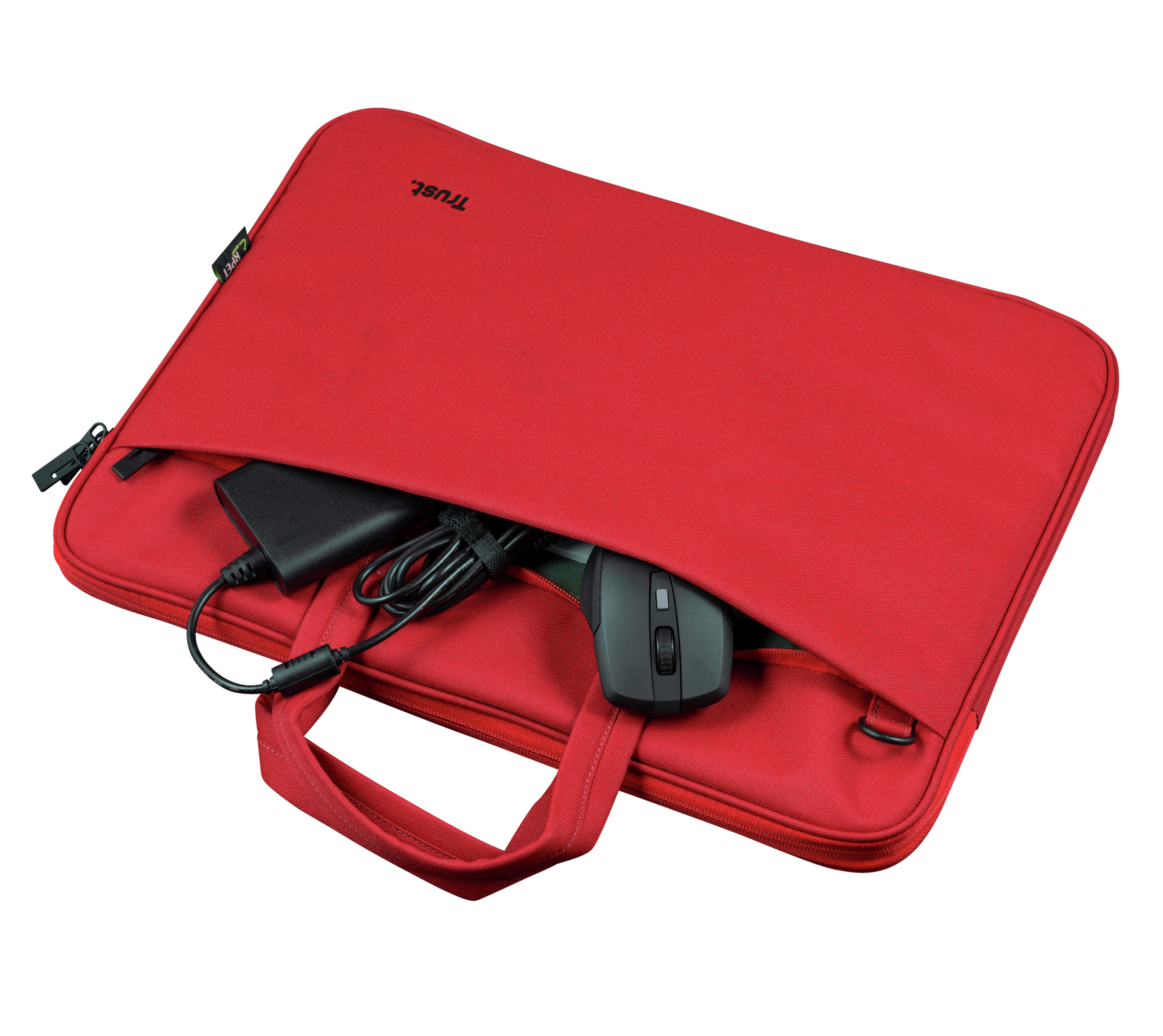 Custodia per laptop rossa. Contiene caricabatterie, mouse e cavo. Sfondo nero. La custodia è aperta.