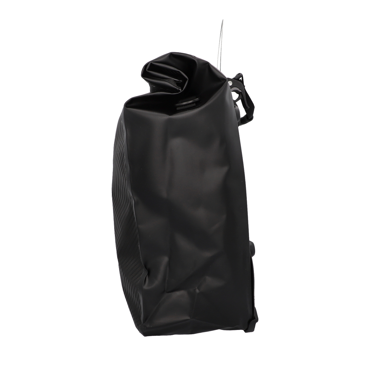 Schwarze wasserdichte Tasche. Sie hat einen Rollverschluss und Gurte. Seitenansicht.