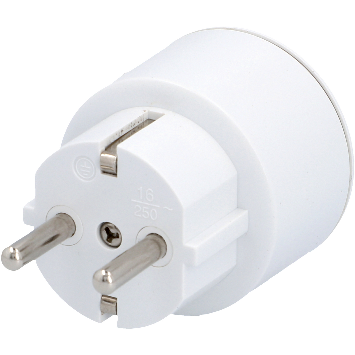 Ein weißer Netzadapter mit drei Stiften. Er wandelt Strom für verschiedene Elektrogeräte um.