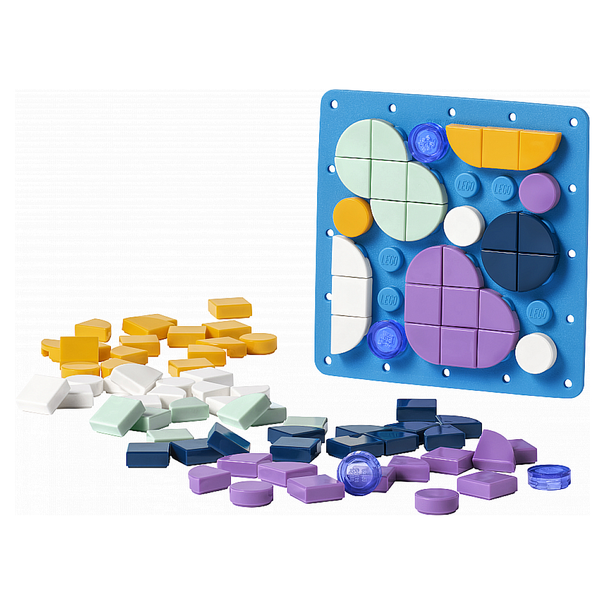 Niebieska podstawa z kolorowymi klockami LEGO. Kilka klocków rozrzuconych na stole wokół podstawy.