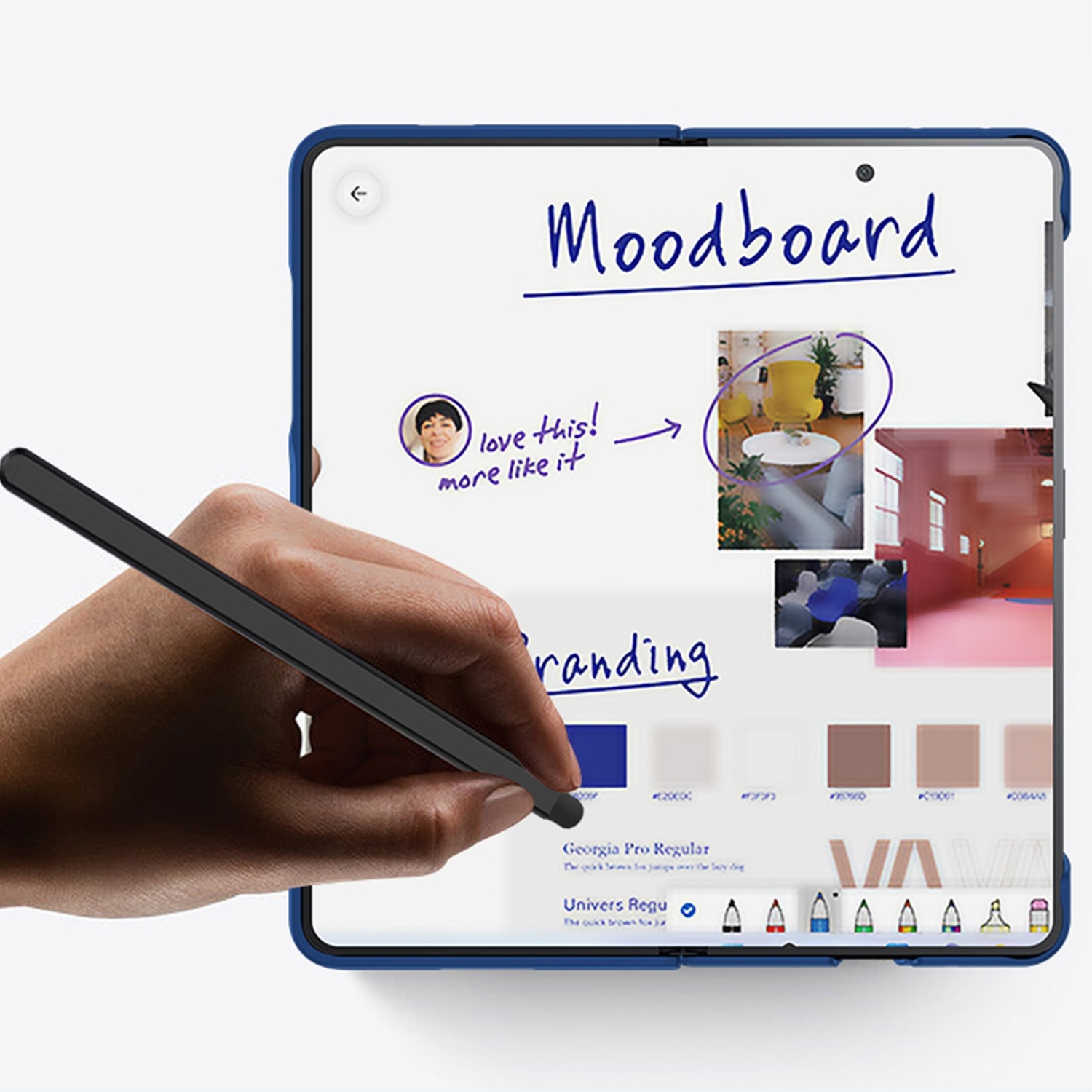 Eine Hand hält einen Stift auf einem Tablet, das ein Moodboard mit Text und Bildern anzeigt.