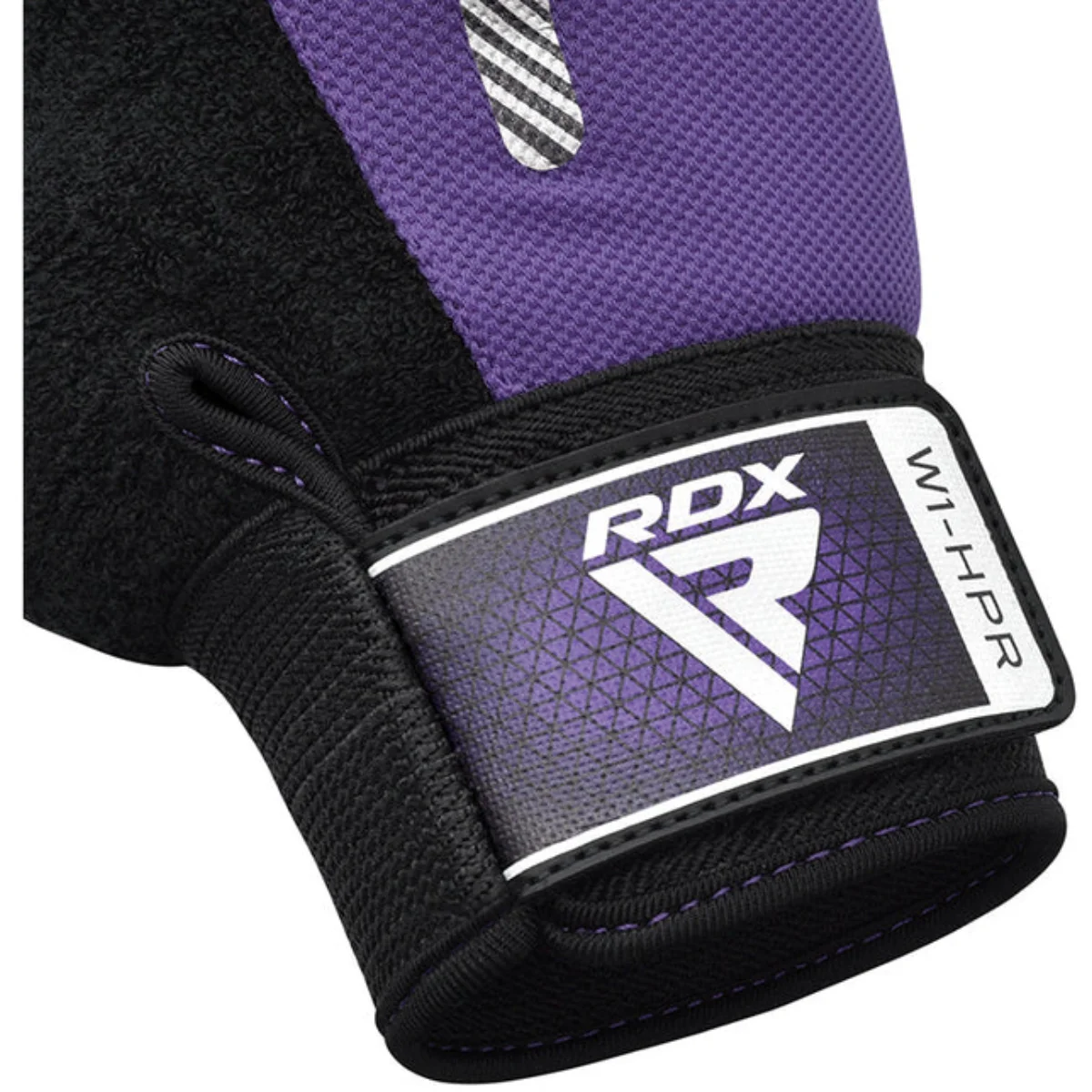 Gros plan d'un gant de boxe. Montre un design violet et noir avec le logo 'RDX' et 'W1-HPR' sur la sangle.