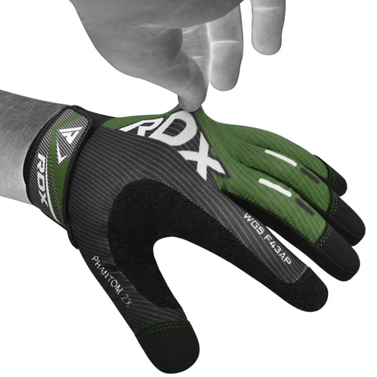 Hand trekt groene en zwarte trainingshandschoen met wit RDX-logo en tekst.