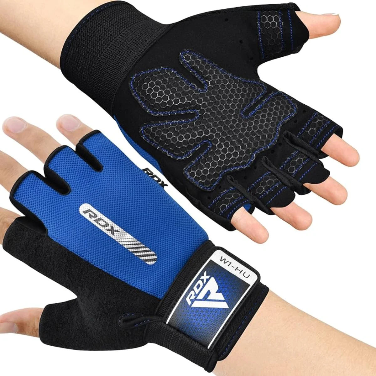 Paire de gants sans doigts bleus et noirs sur les mains.