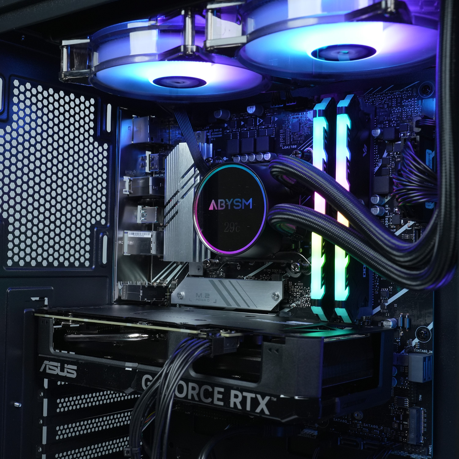 Vista interior de una computadora con un enfriador de CPU, tarjeta gráfica y ventiladores iluminados.
