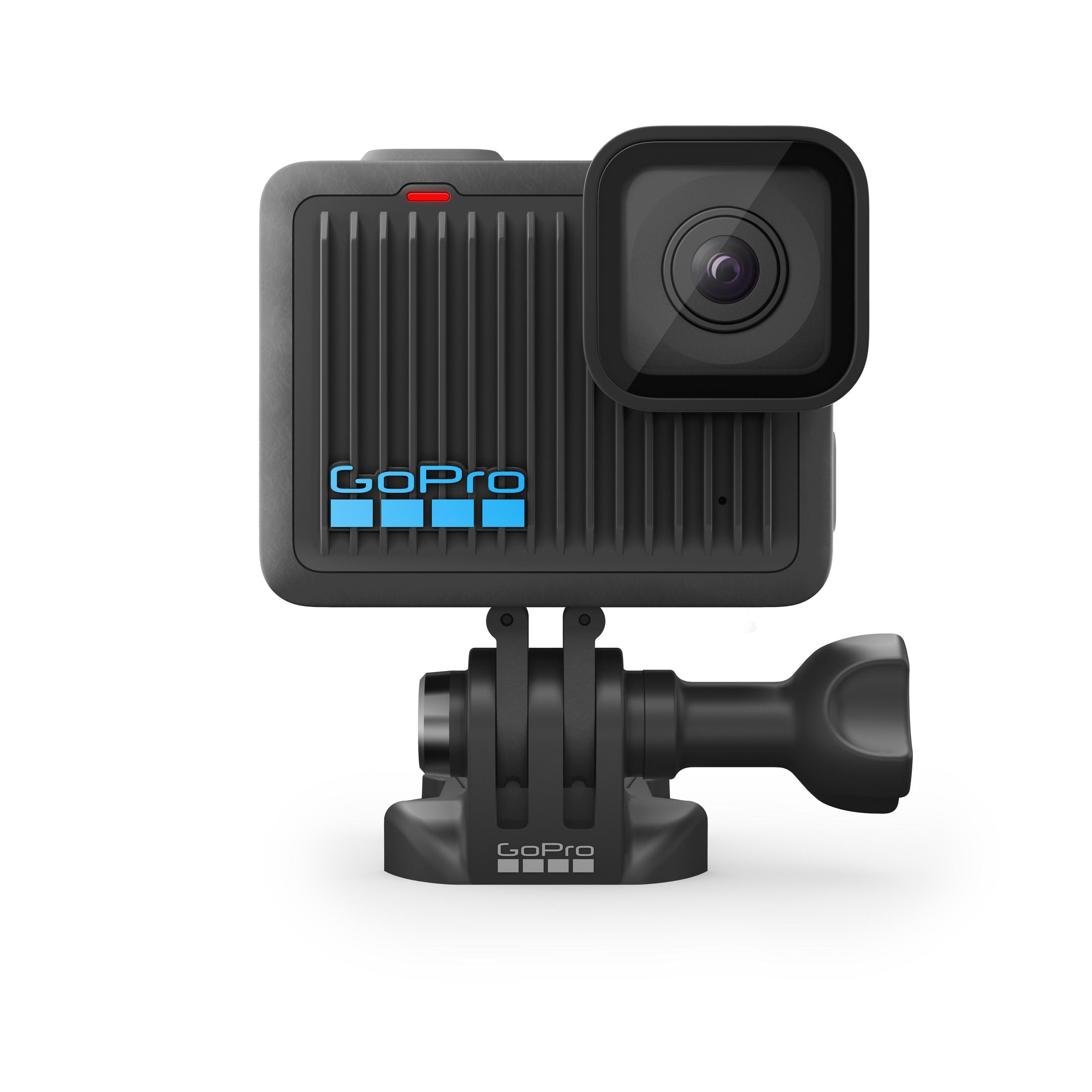 Cámara GoPro, negra con una luz roja. Tiene una lente y un soporte adjunto. El logotipo de GoPro es visible.