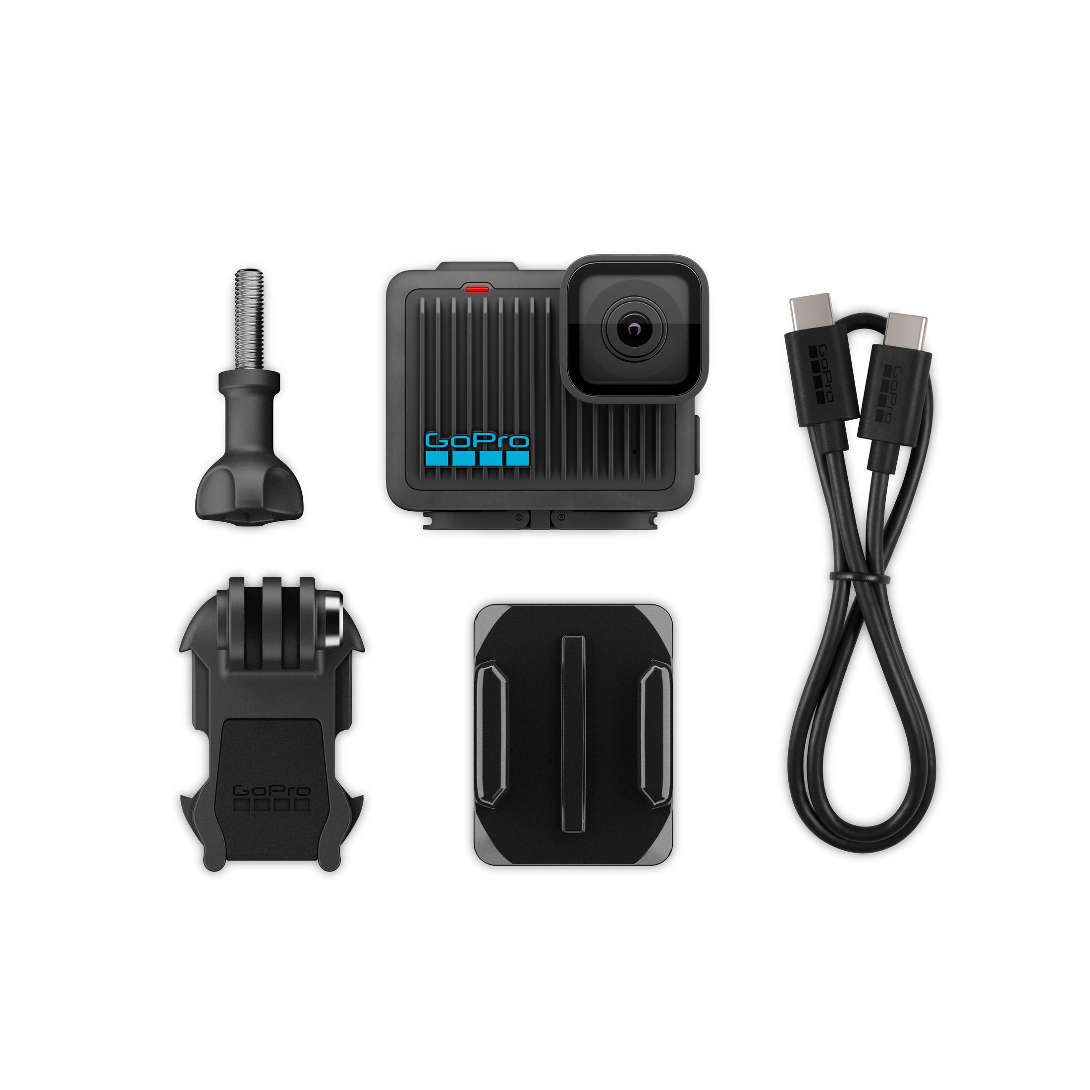 Cámara GoPro con accesorios, incluyendo monturas y cables, todo negro sobre blanco.