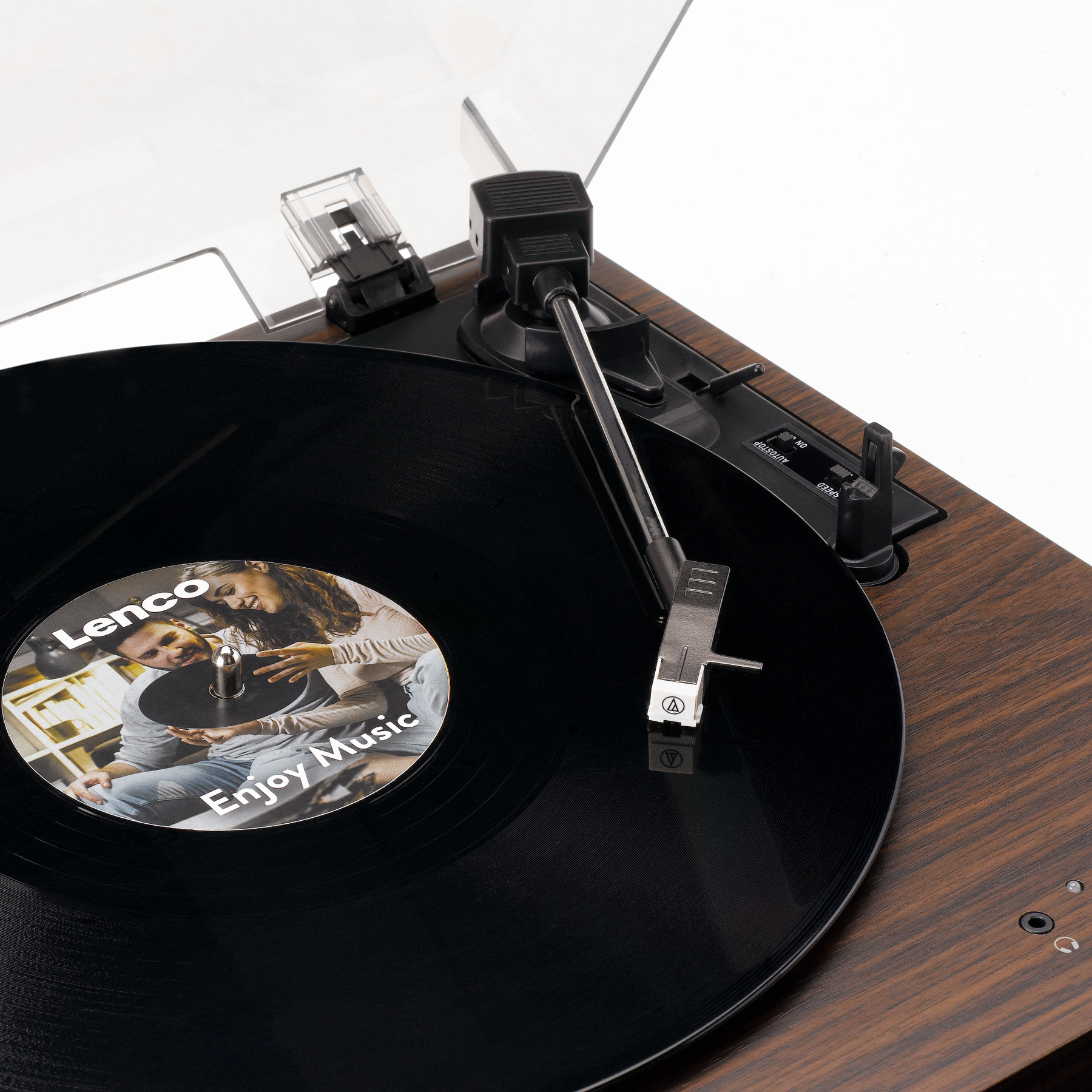Gramofon z czarną płytą winylową odtwarzającą muzykę, pokazujący etykietę z parą.