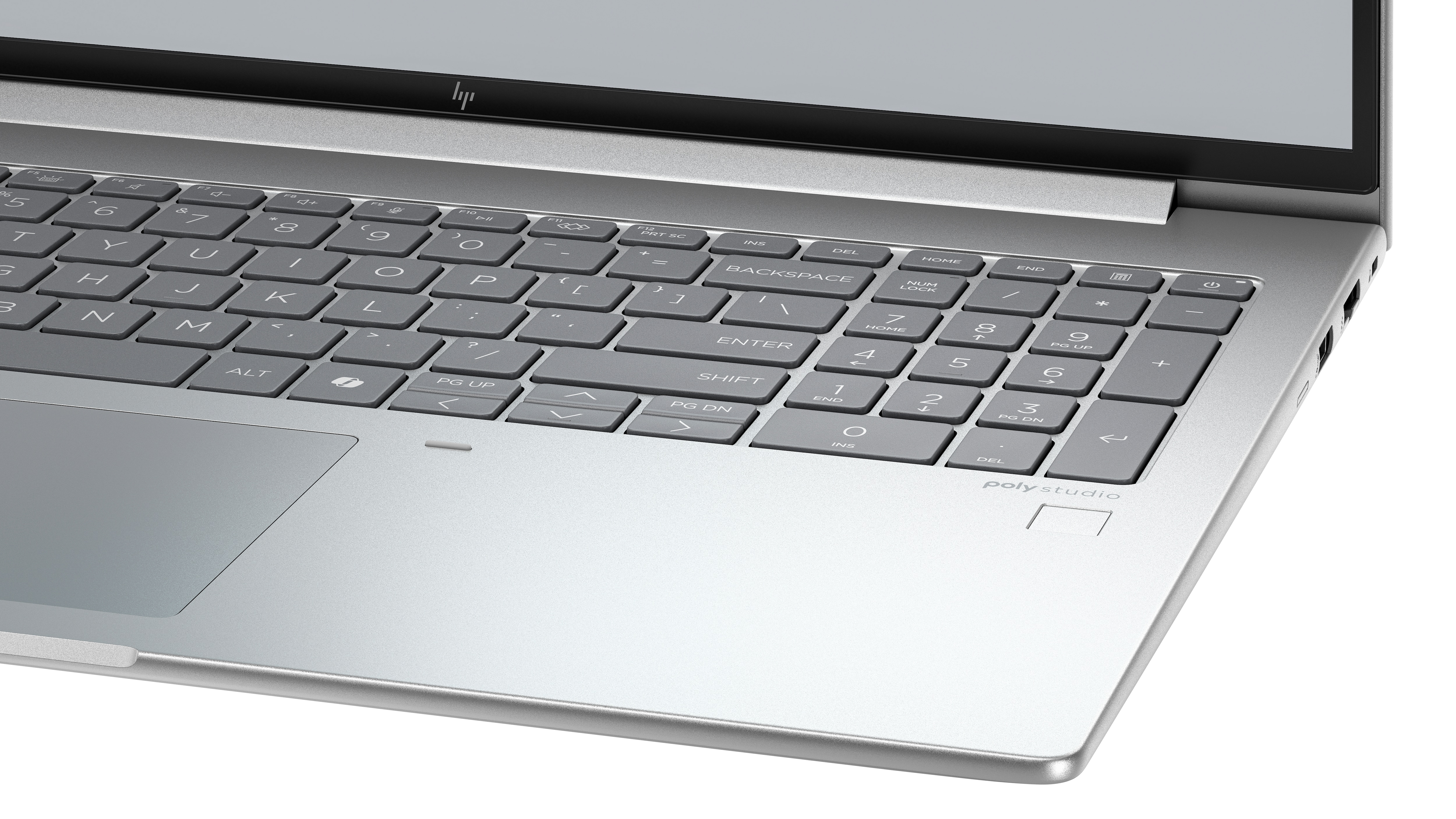 Primo piano di una tastiera per laptop e un touchpad. La tastiera è grigia, con una cornice argentata.