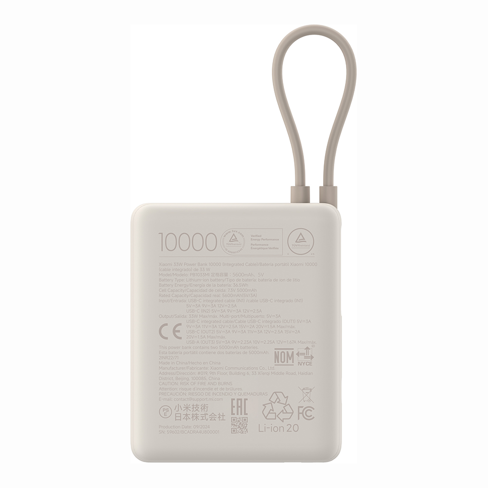 Biały power bank z kablem do ładowania i szczegółami produktu z tyłu.