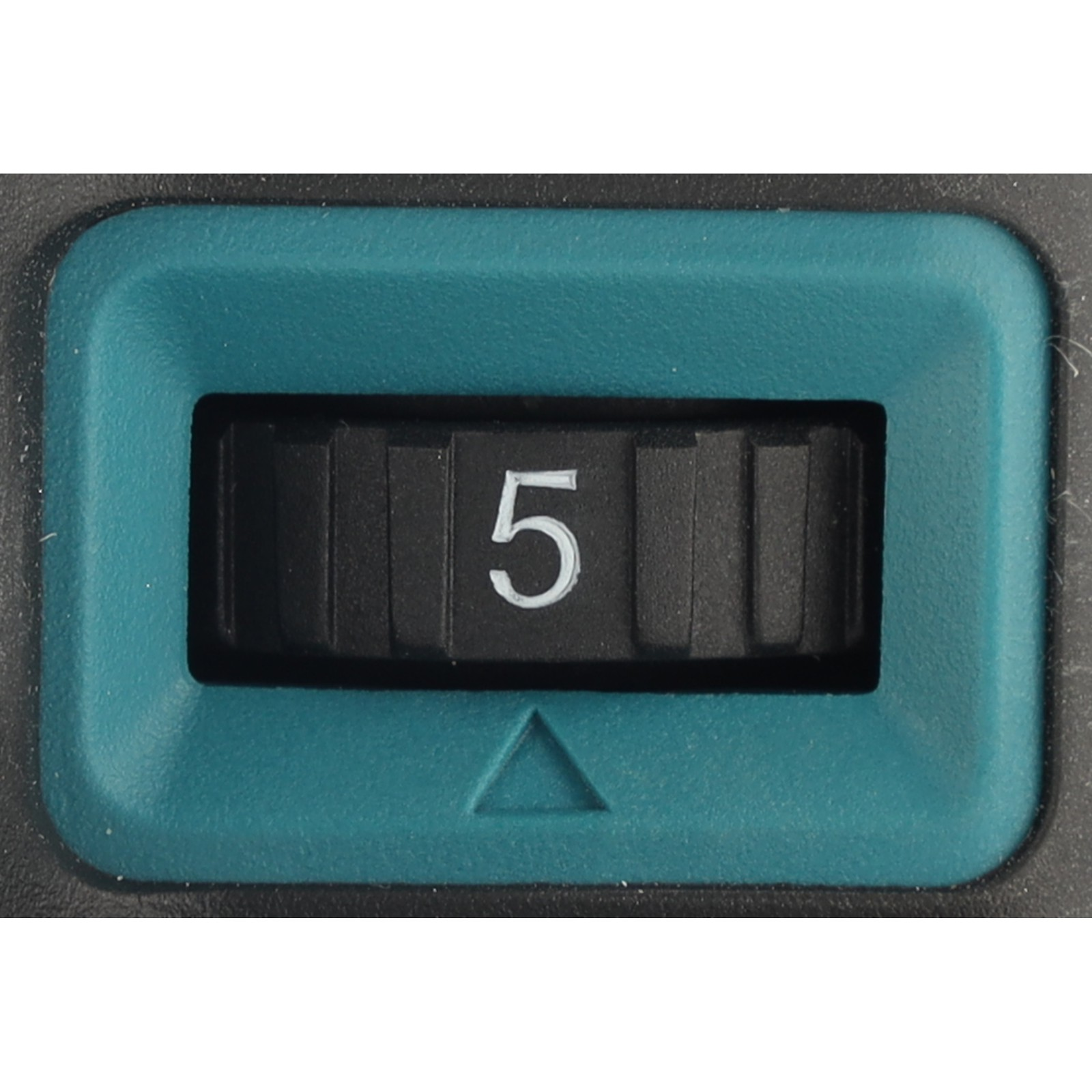 Turkusowa tarcza z czarnym pokrętłem, na którym widnieje cyfra 5 i strzałka skierowana w dół.