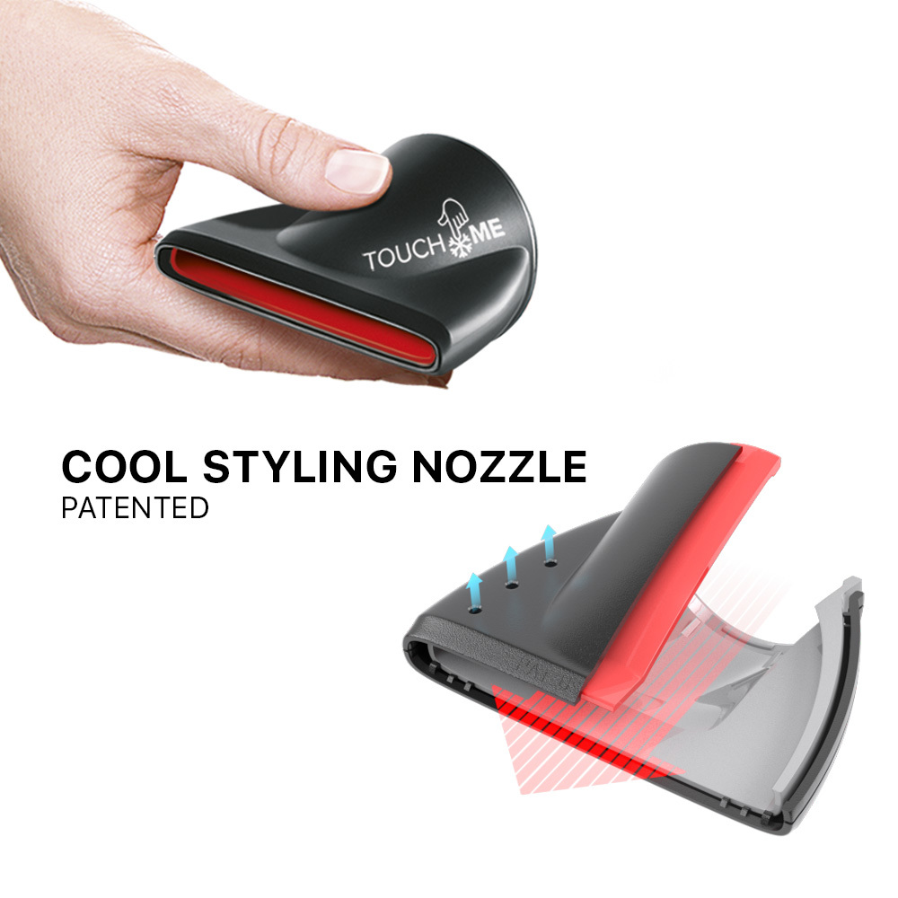 Ugello nero per asciugacapelli con interno rosso, mano che lo tiene. Testo: Cool Styling Nozzle.