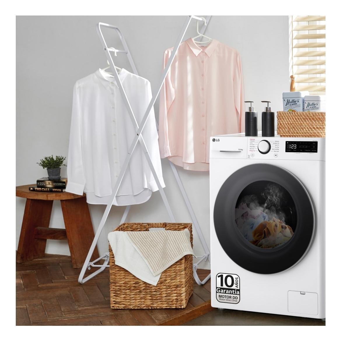 Pralka LG. Koszule wiszące na suszarce. Kosz na pranie. Czarno-biała scena.