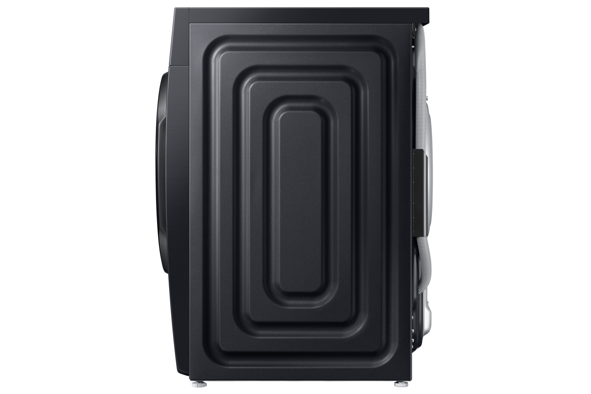 Tył czarnej pralki. Ma teksturowaną powierzchnię i podłączenie węża po prawej stronie.