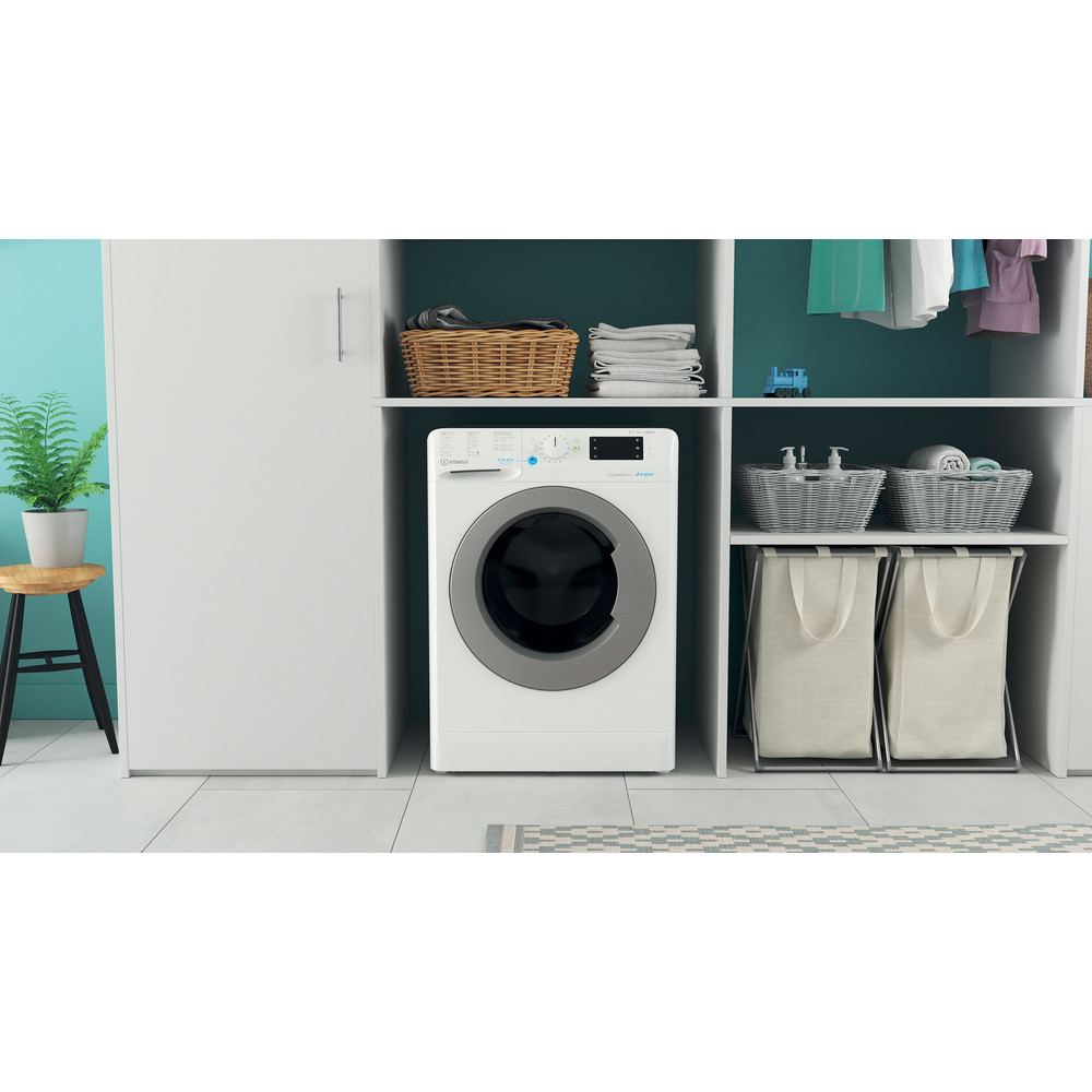 Lavadora Indesit blanca en un lavadero.
