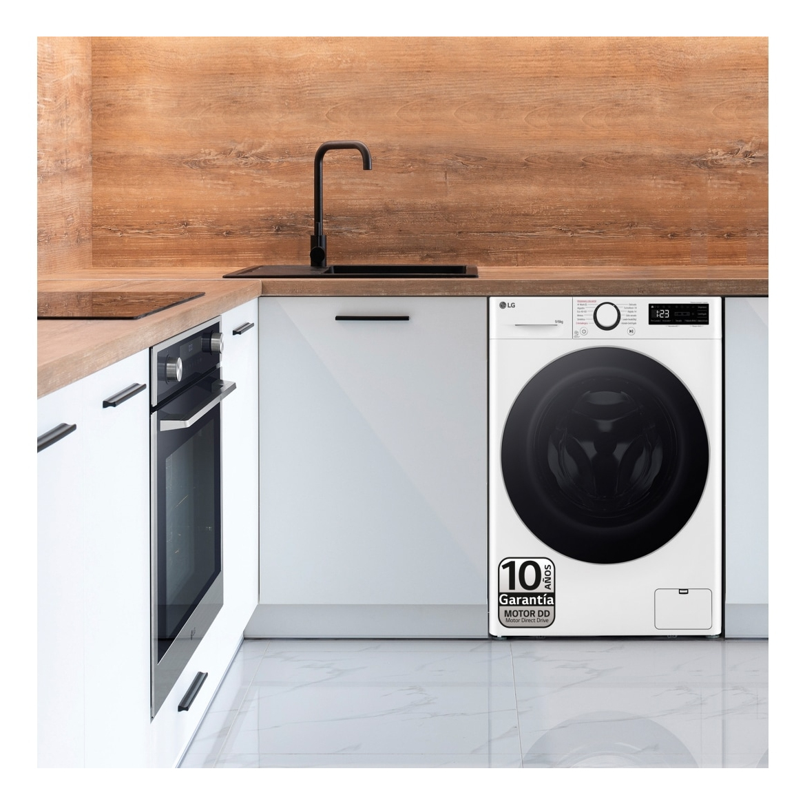 Biała pralka LG w kuchni z drewnianym blatem i czarną baterią.