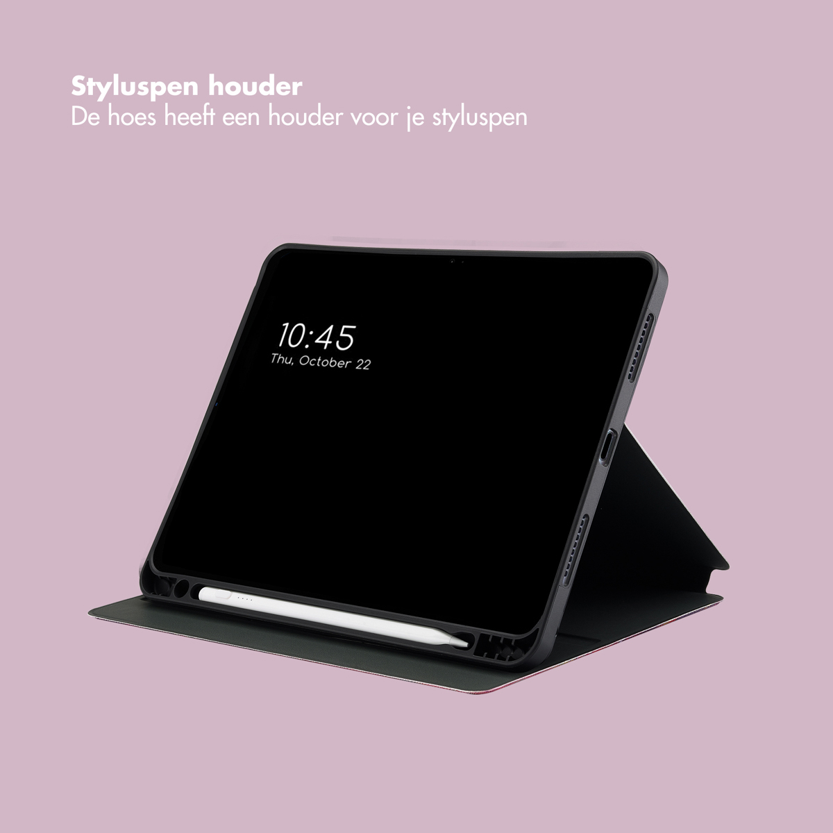 Een tablet in een zwarte hoes met een styluspen. Tekst: Styluspenhouder.