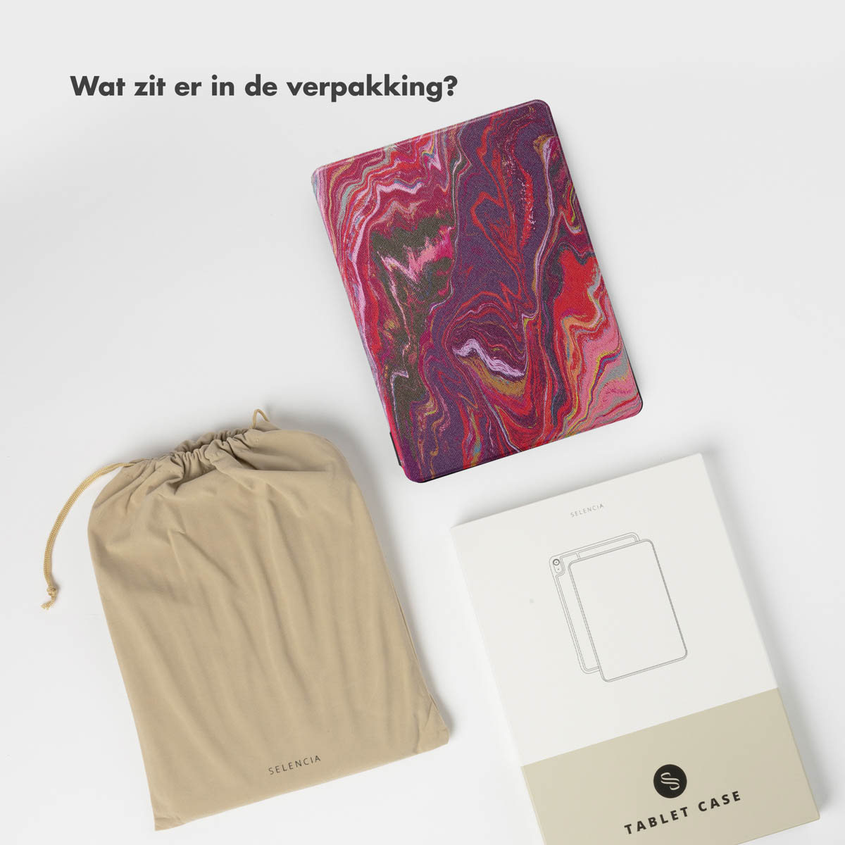 Een tablethoes, een zakje en een doos. De tablethoes heeft een gemarmerd ontwerp.
