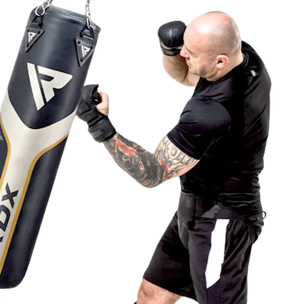 Man bokst op een zwarte RDX bokszak. Hij draagt zwarte handschoenen en shorts, heeft een tatoeage.