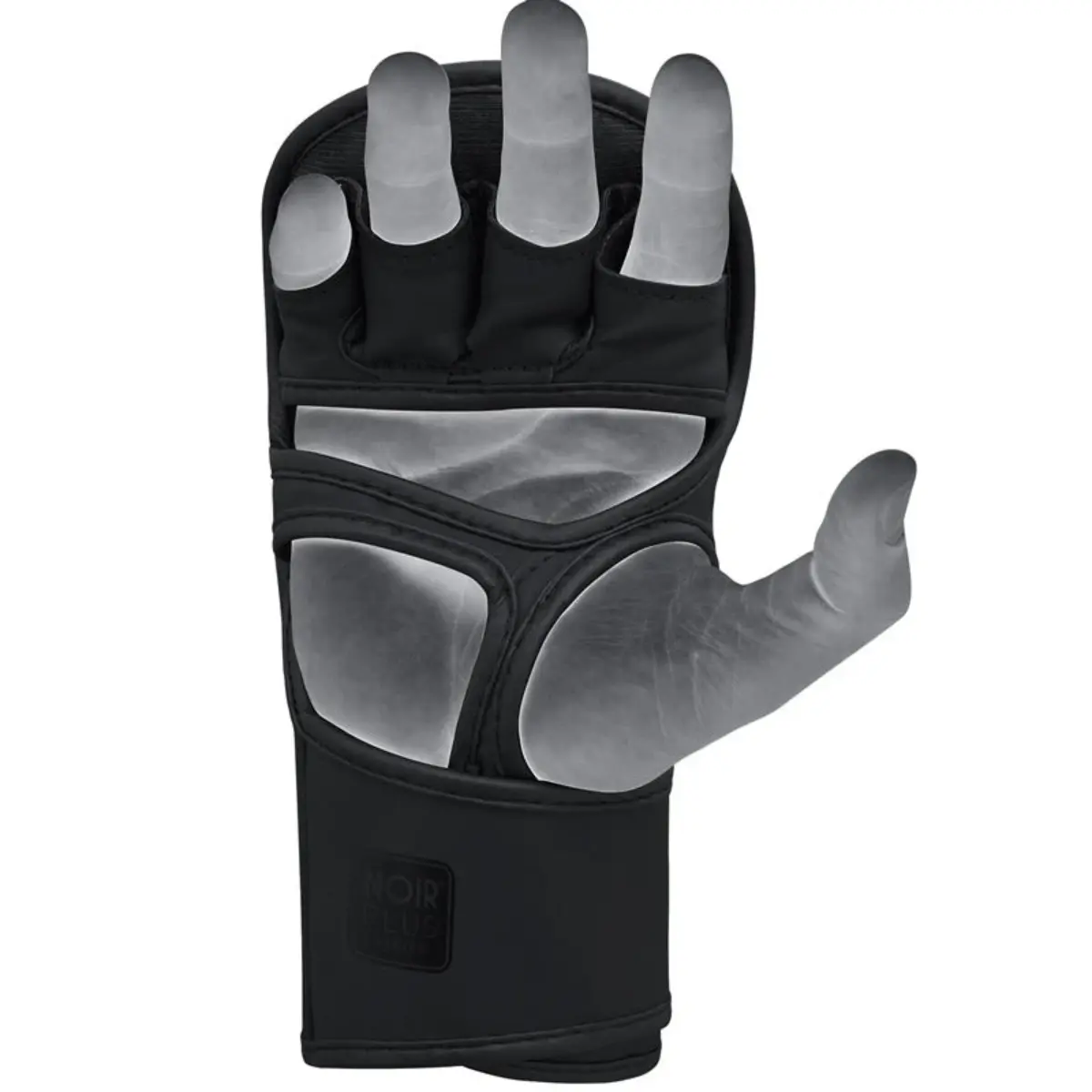 Zwarte MMA-handschoen, met de hand erin. De palm is open met vingergaten.