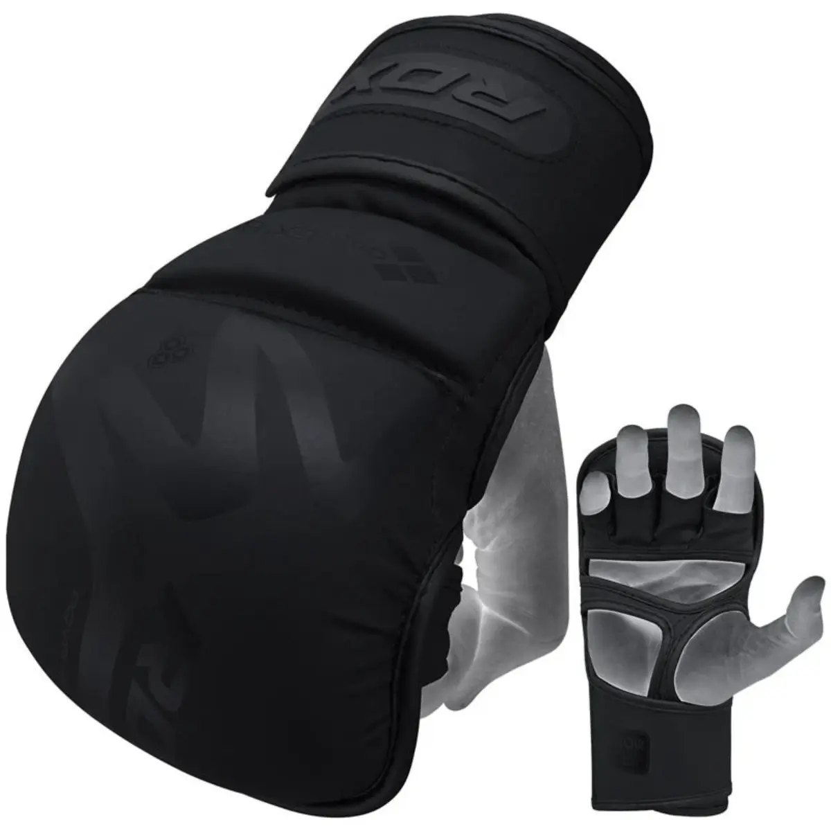 Zwarte MMA-handschoen, met de hand erin. De handschoen is zwart met RDX-logo.
