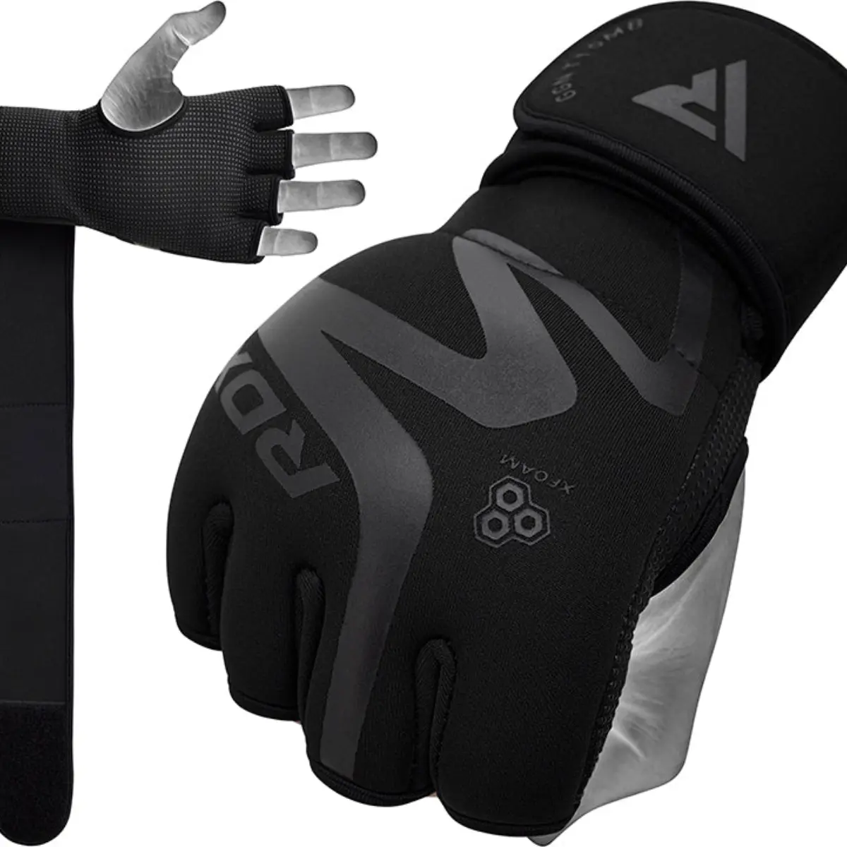 Gants de MMA noirs avec bandage de main. Les gants sont noirs avec le logo RDX.