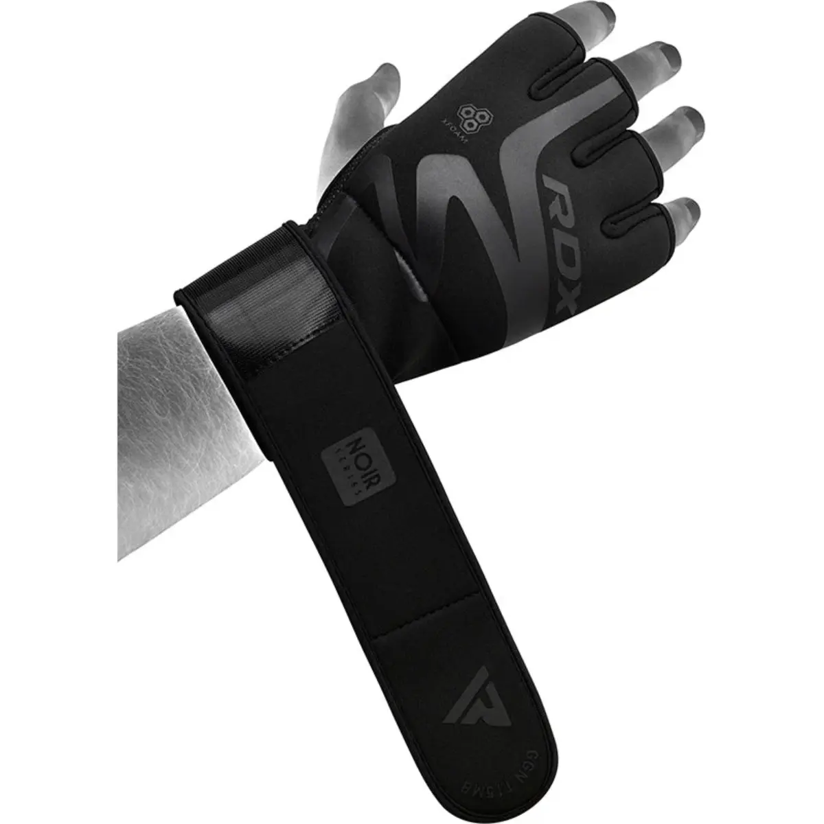 Gant d'entraînement noir avec logo RDX et support poignet. Une main insère le gant.