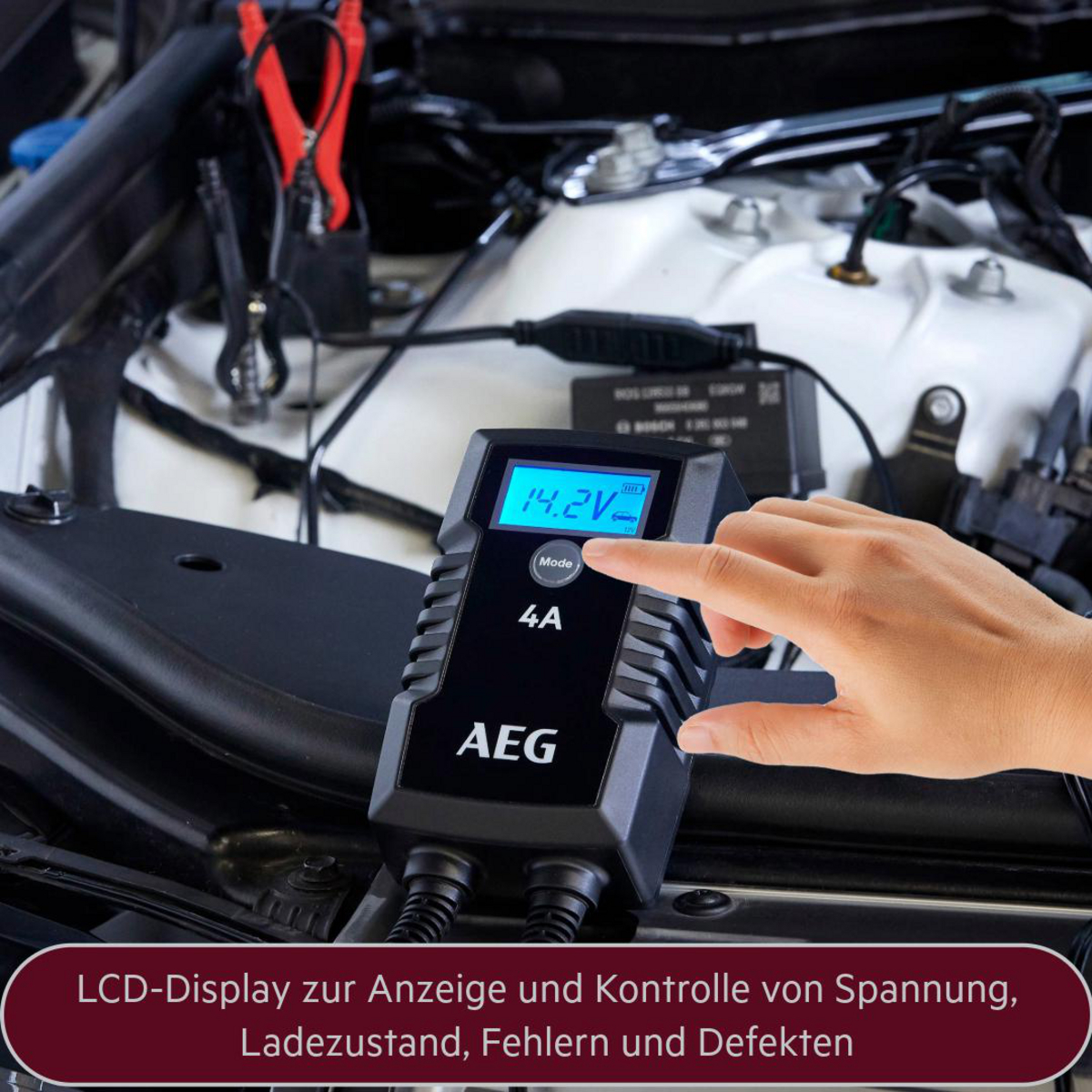 Hand benutzt Autobatterieladegerät, zeigt 14,2 V, 4A mit LCD an.