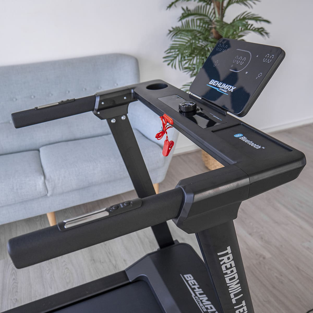 Consola de cinta de correr, negra con pantalla, llave de seguridad y manijas, interior.