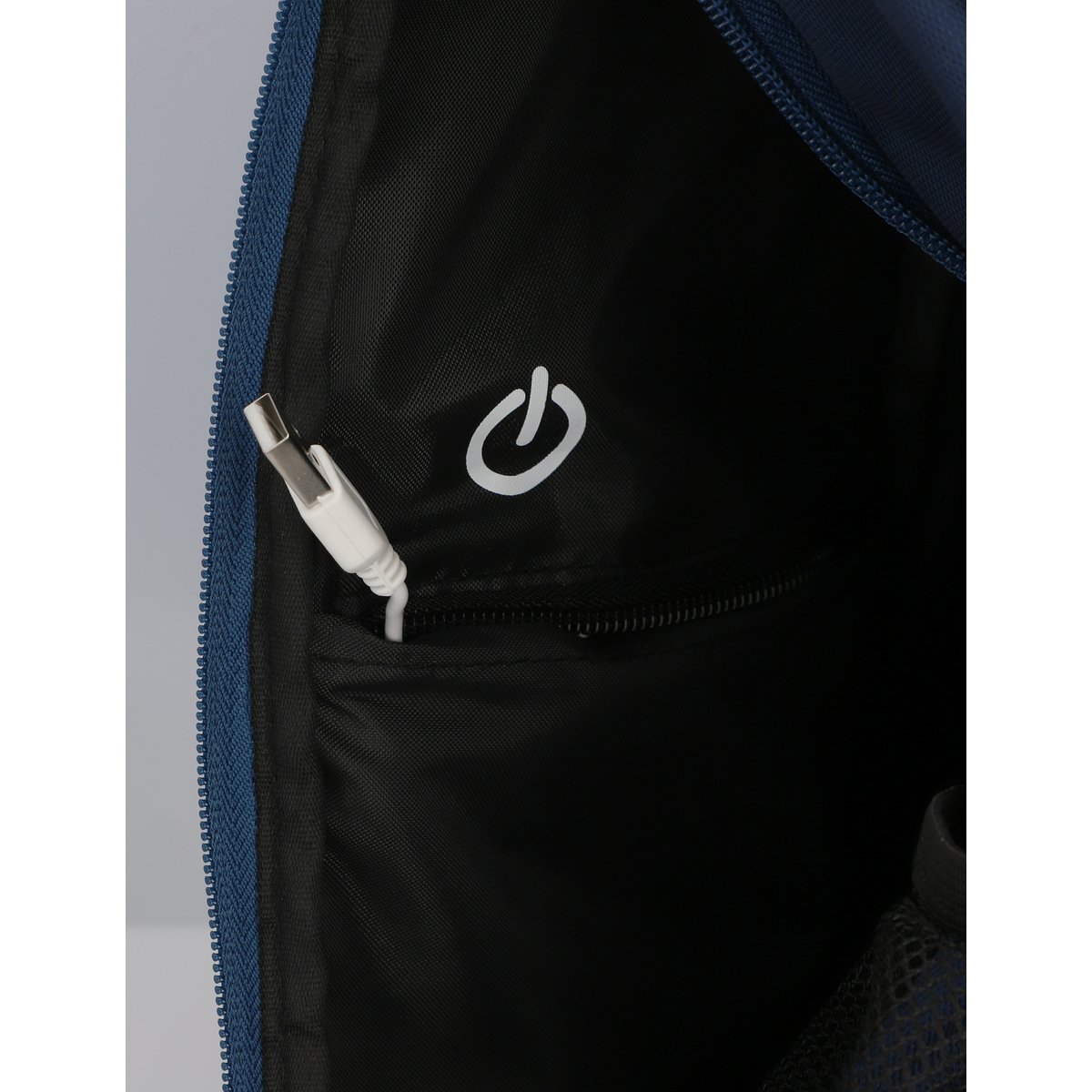 In einem blauen Rucksack: ein USB-Kabel, das mit einer Tasche mit einem Stromsymbol verbunden ist.
