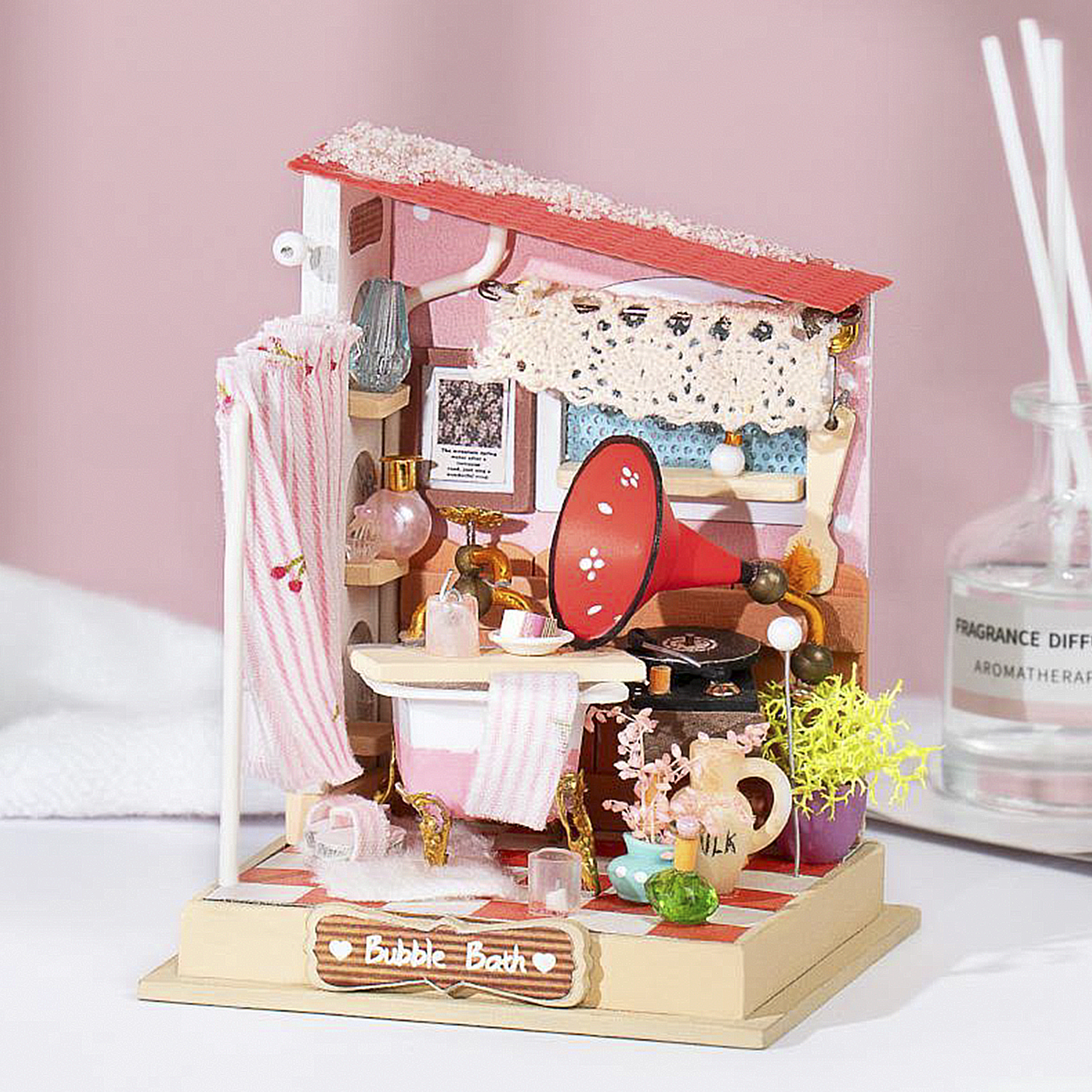 Escena de baño en miniatura con baño de burbujas y decoración.