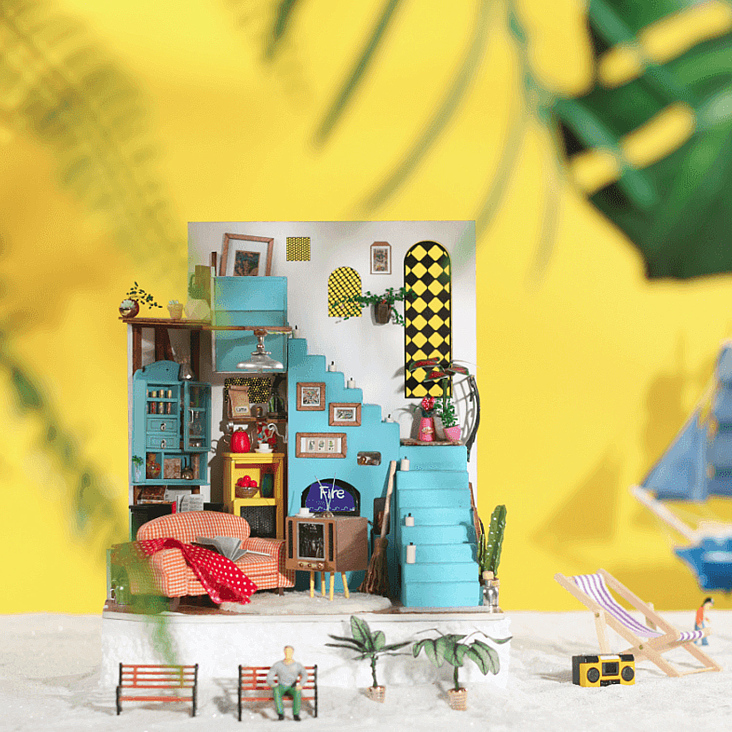 Una scena diorama in miniatura con una casa colorata. Sfondo giallo, mobili minuscoli.