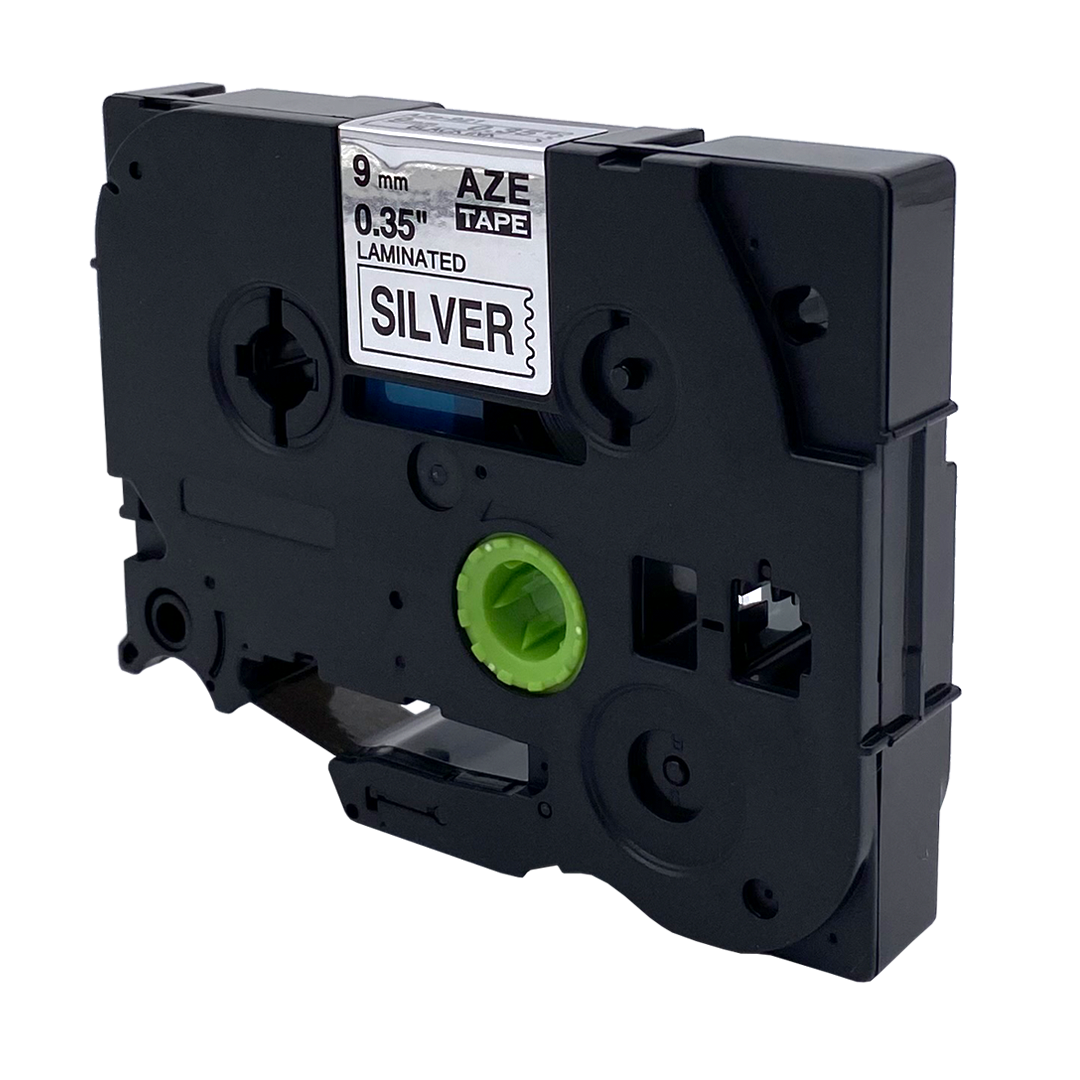 Een zwarte labeltape-cartridge met een zilveren label en een groen wiel. Het label zegt 9 mm 0,35".